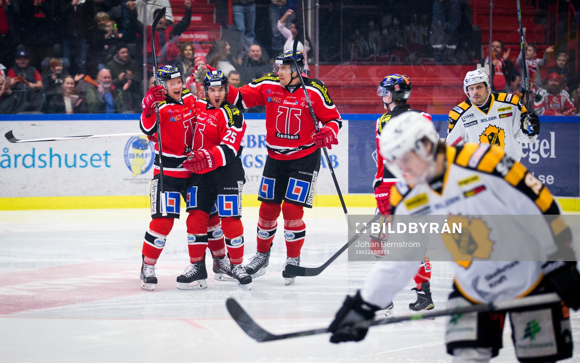 Örebros Johan Motin jublar med Martin Johansson och Marko
