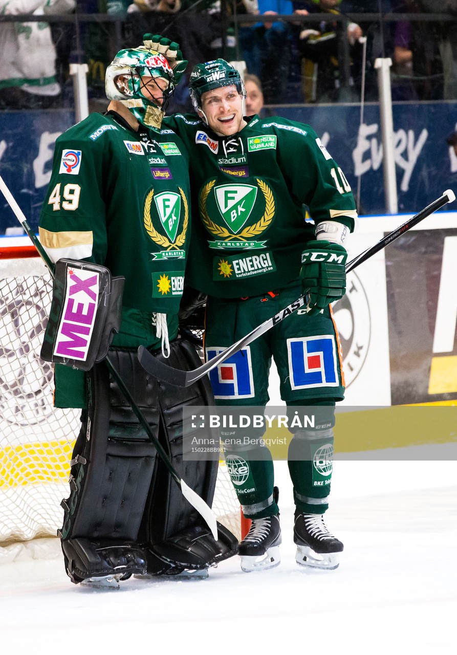 Färjestads målvakt Justin Pogge  och Shawn Lalonde firar