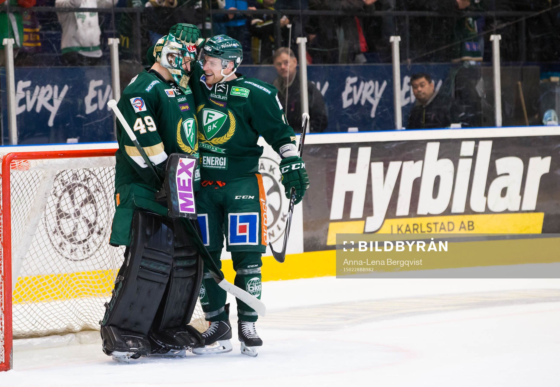 Färjestads målvakt Justin Pogge  och Shawn Lalonde firar
