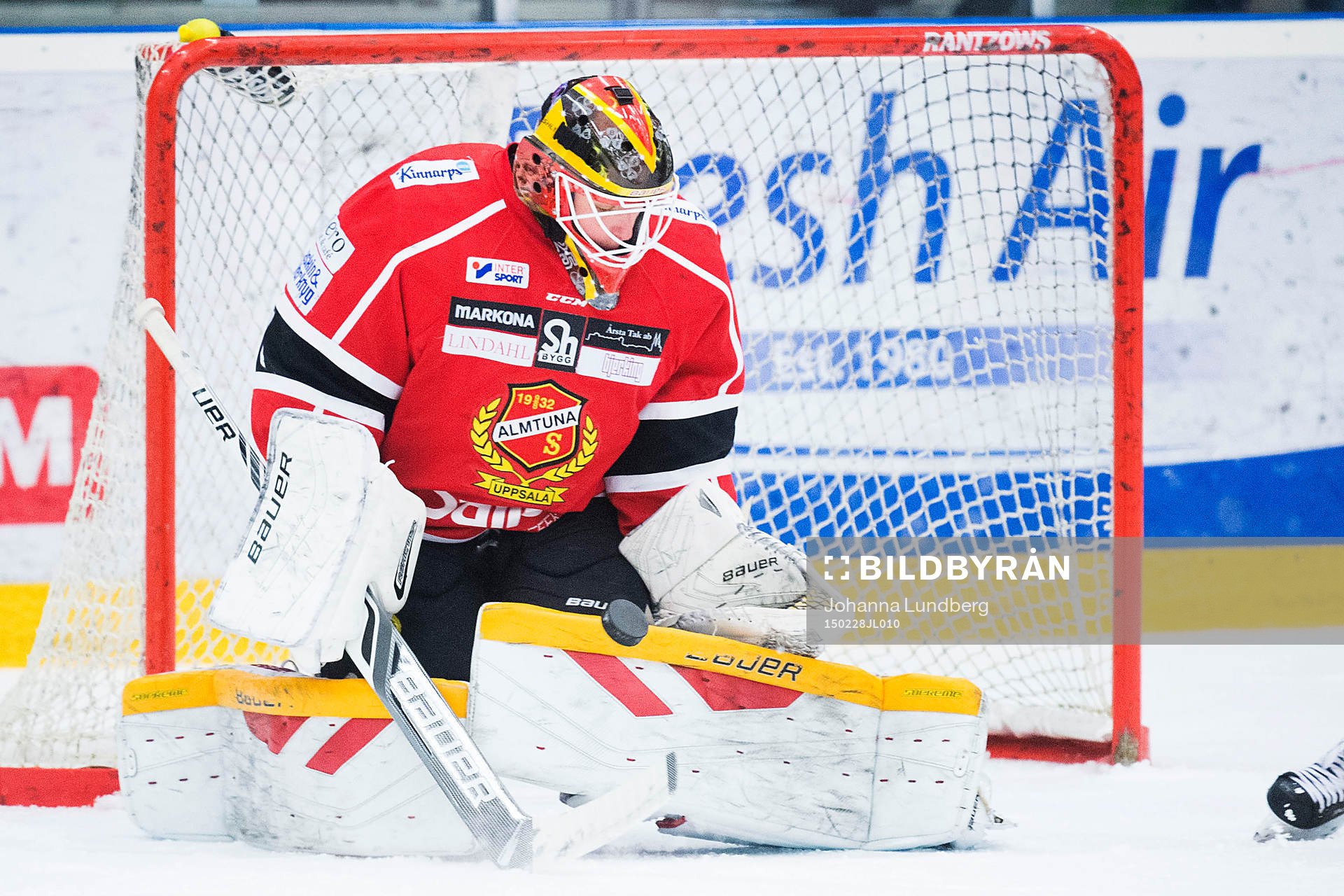 Almtunas målvakt Jonas Johansson gör en räddning