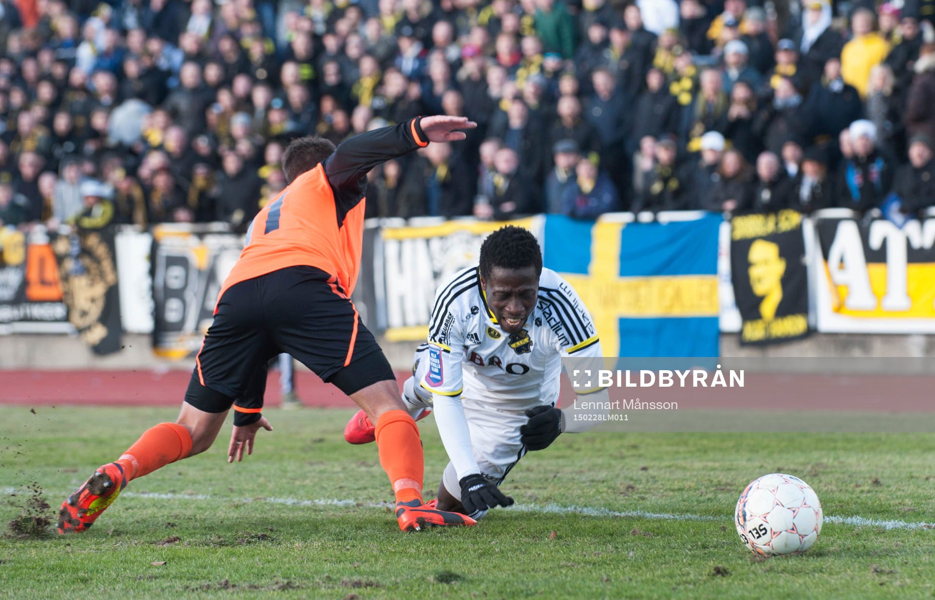 s Ebenezer Ofori fälls av Kristianstads Daniel Nicklasson