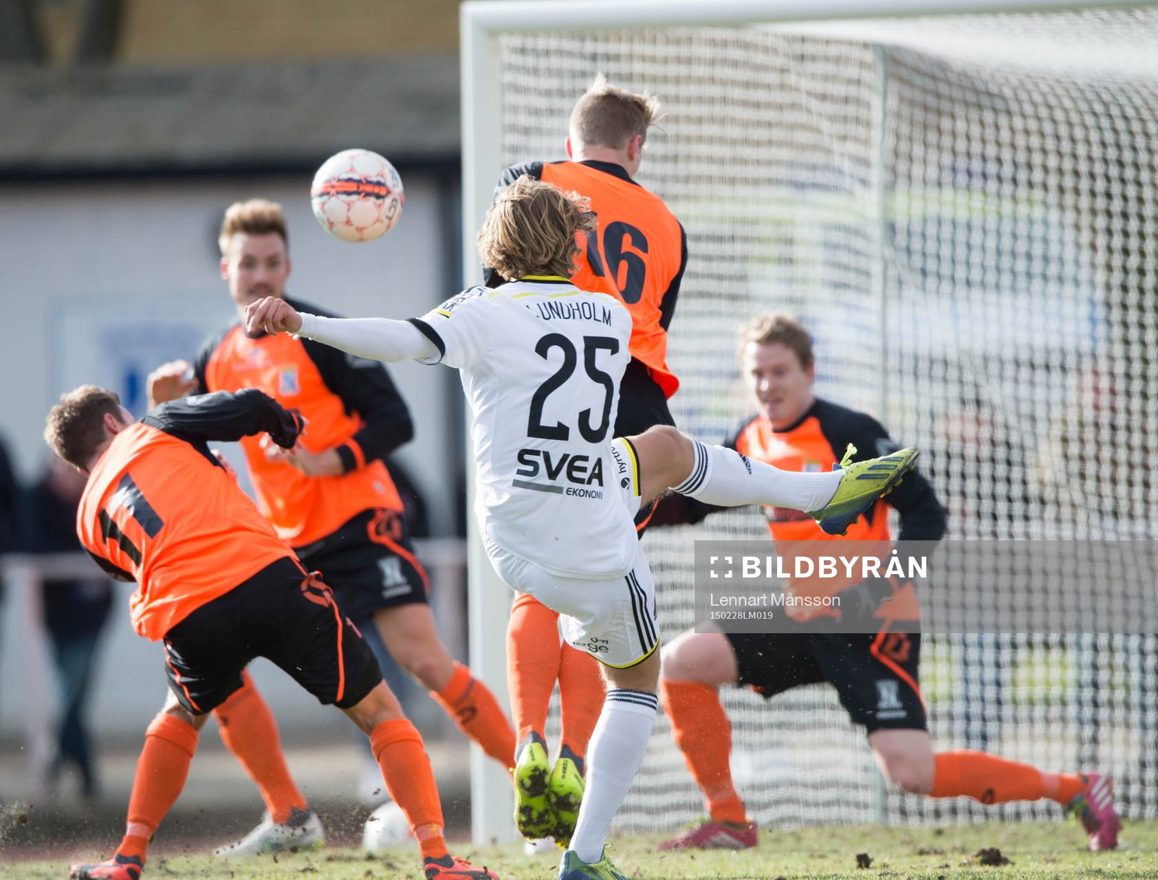 s Sam Lundholm skjuter med vänstern i matchen i Svenska