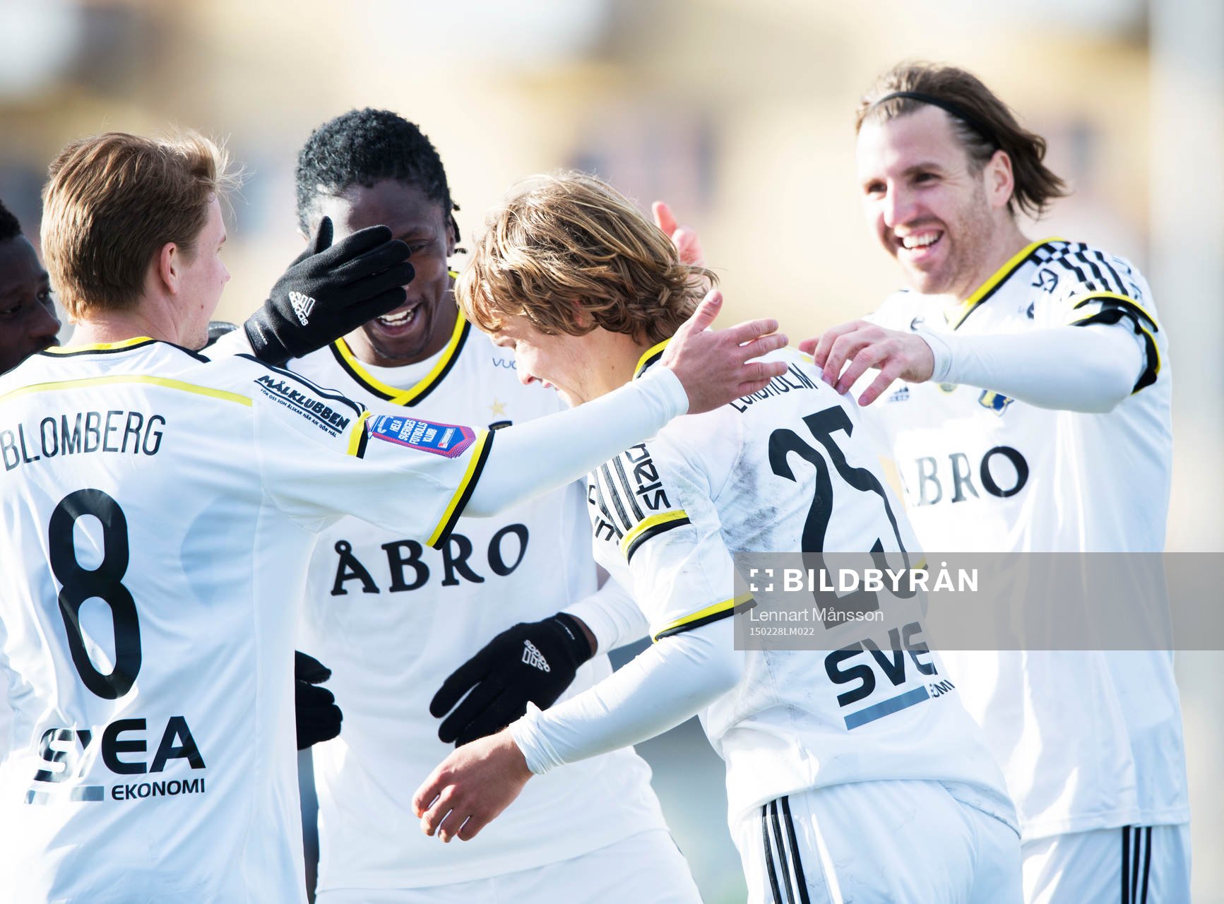 s Sam Lundholm har gjort 0-2 och grattas i matchen i
