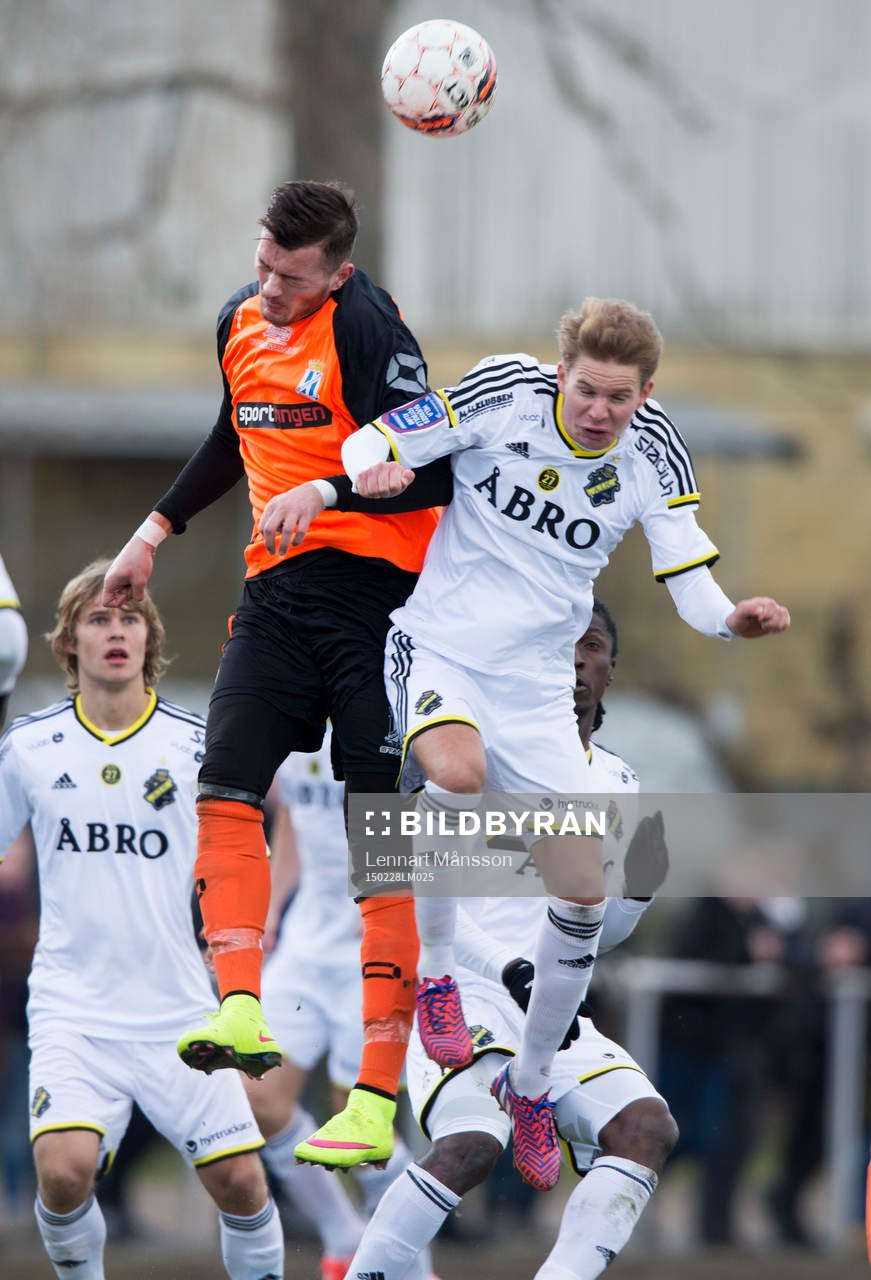 s Johan Blomberg och Kristianstads Albert Ejupi i matchen i