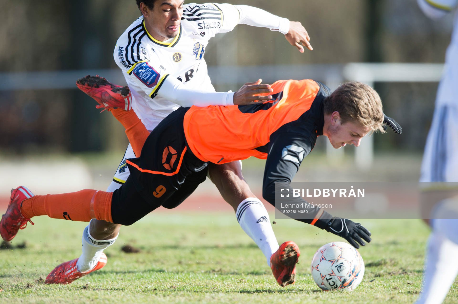IK:s Noah Sonko Sandberg och Kristianstads Joel Nilsson i matchen i Svenska cupen mellan Kristianstad och AIK i Kristianstad 28 februari 2015.