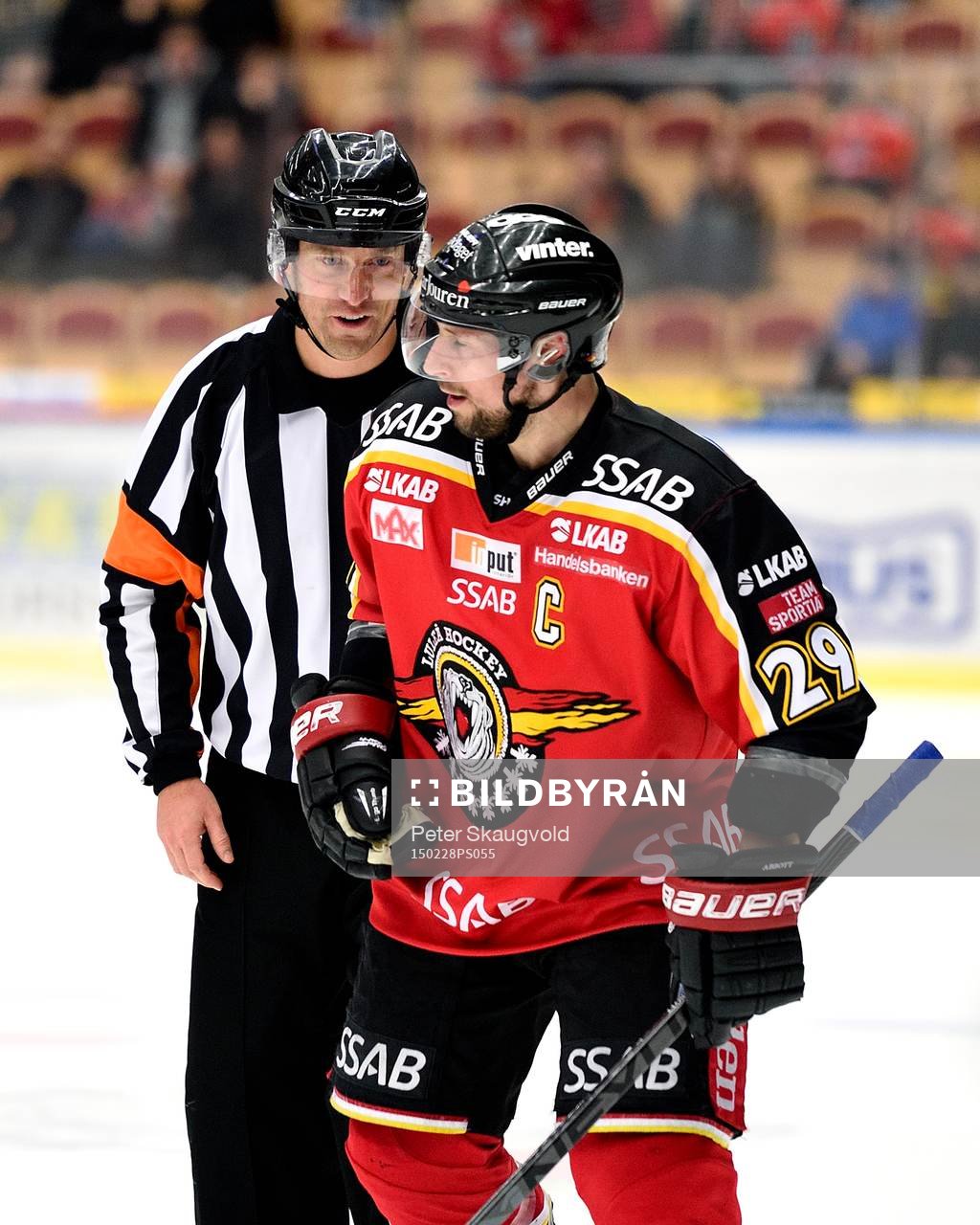 Domare Sören Persson pratar med Luleås Chris Abbott