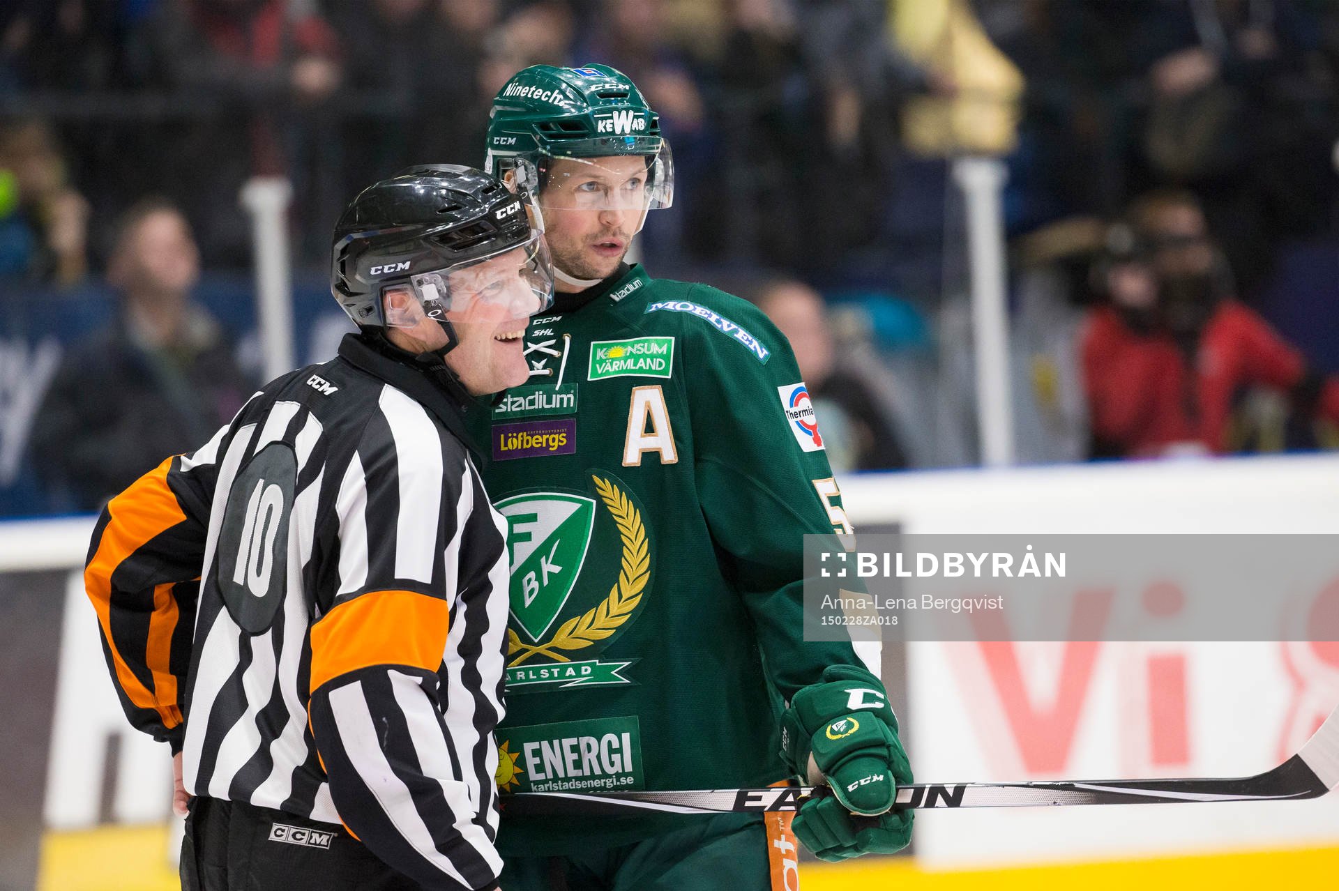 Domare Thomas Andersson samtalar med Färjestads Rickard