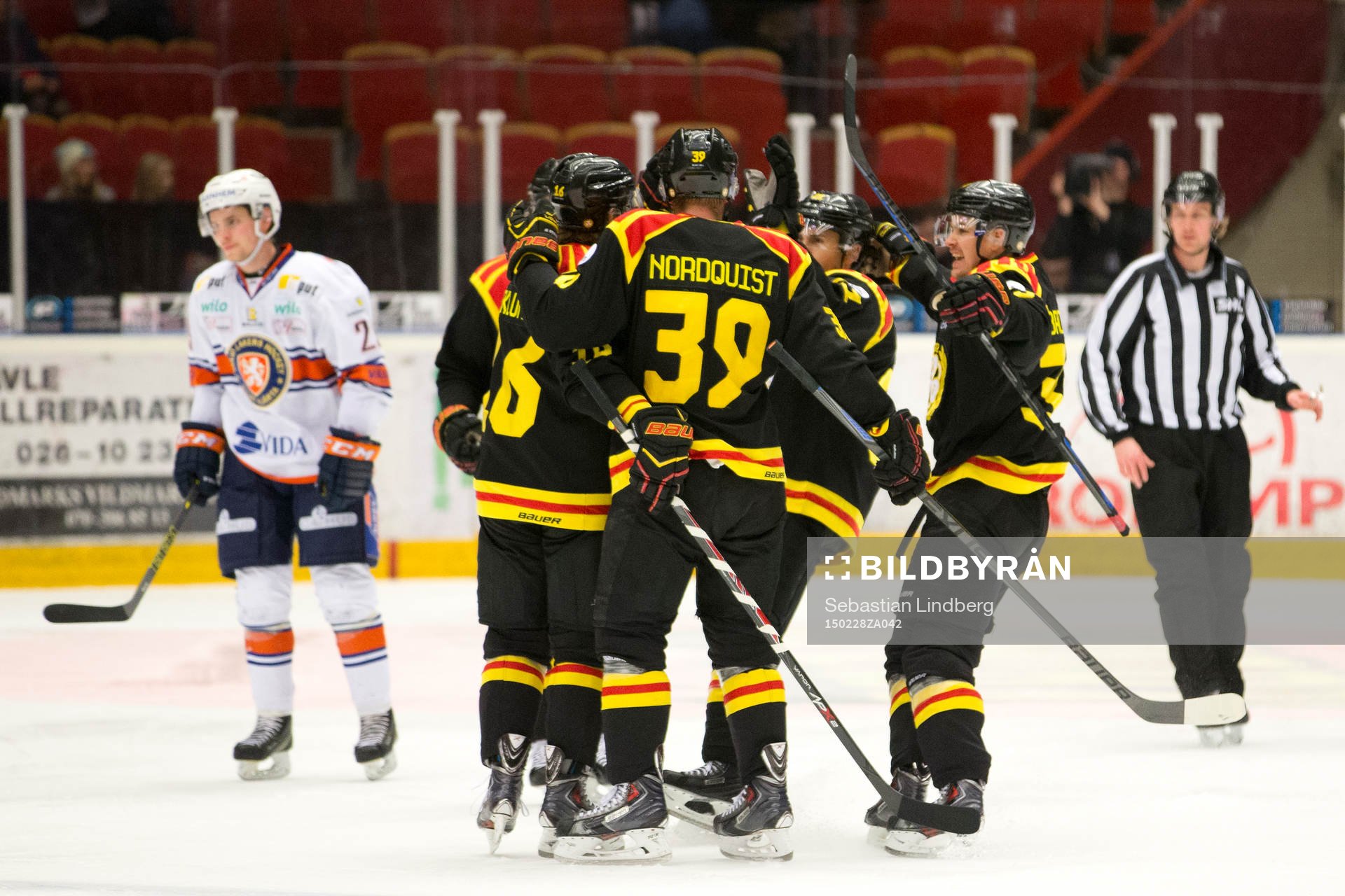 Brynäs Oscar Eklund har precis kvitterat till 1-1 och