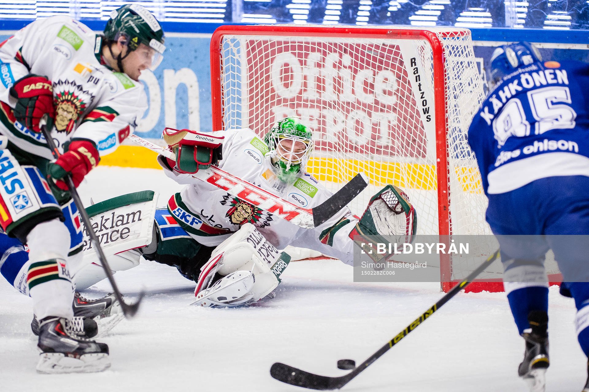Frölundas målvakt Linus Fernström slänger sig