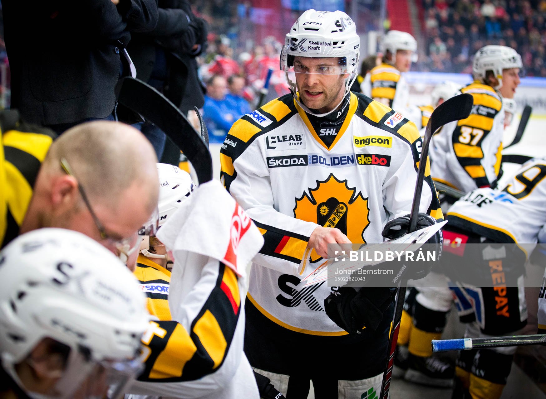 Skellefteås Rob Schremp med en taktiktavla
