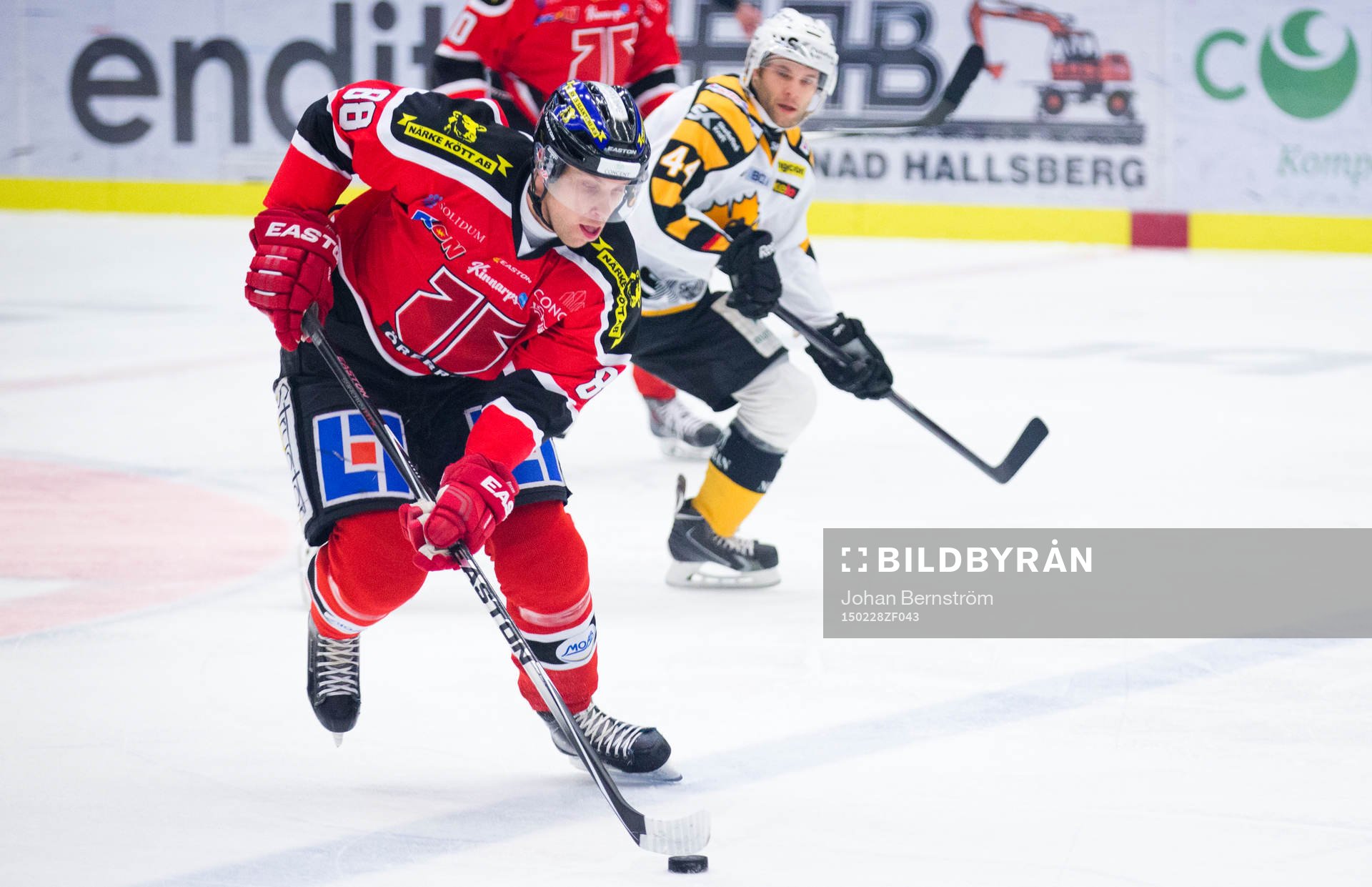 Örebros Viktor Ekbom mot Skellefteås Rob Schremp