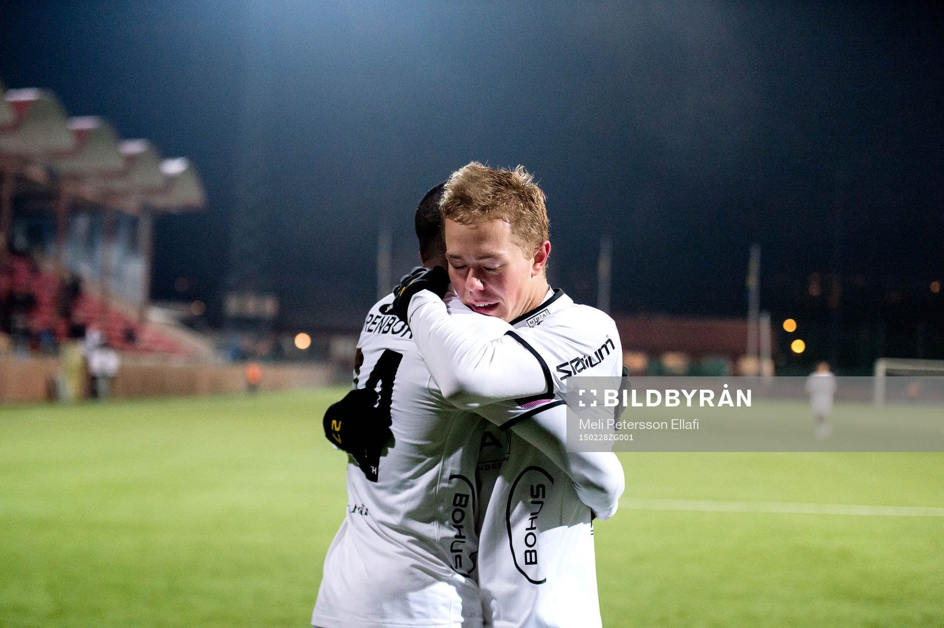 Häckens René Makondele och Joel Andersson jublar