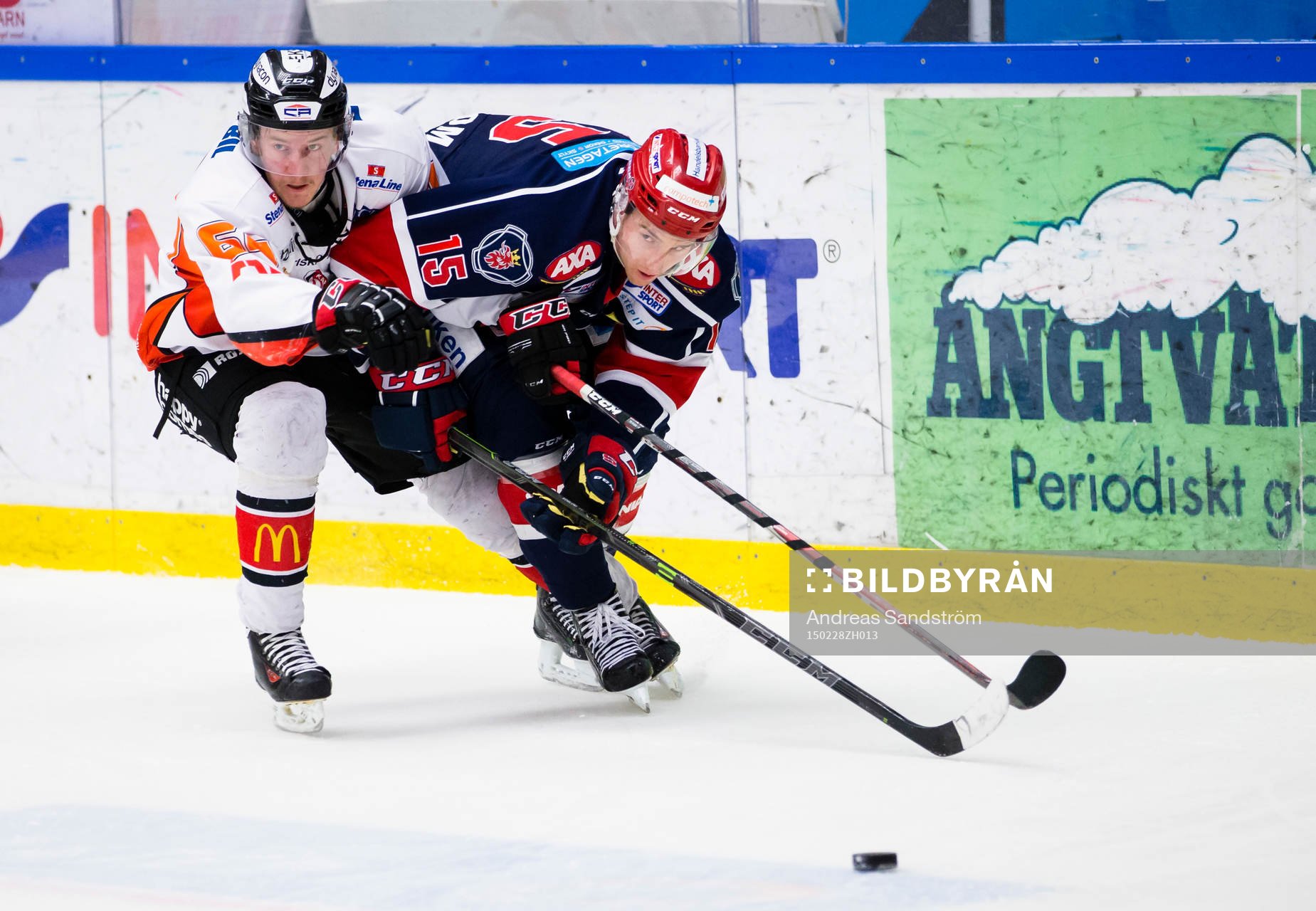 Karlskronas Jonathan Pudas i kamp om pucken med