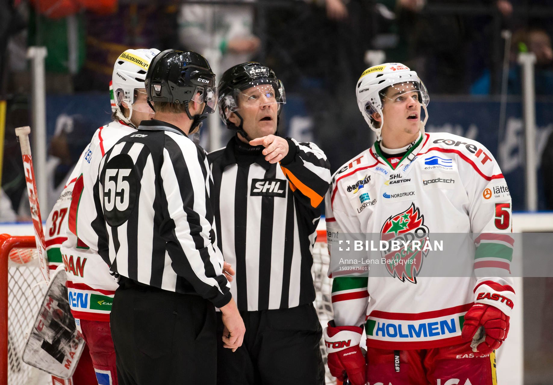 Domare Thomas Andersson diskuterar med Modos Adrian Kempe