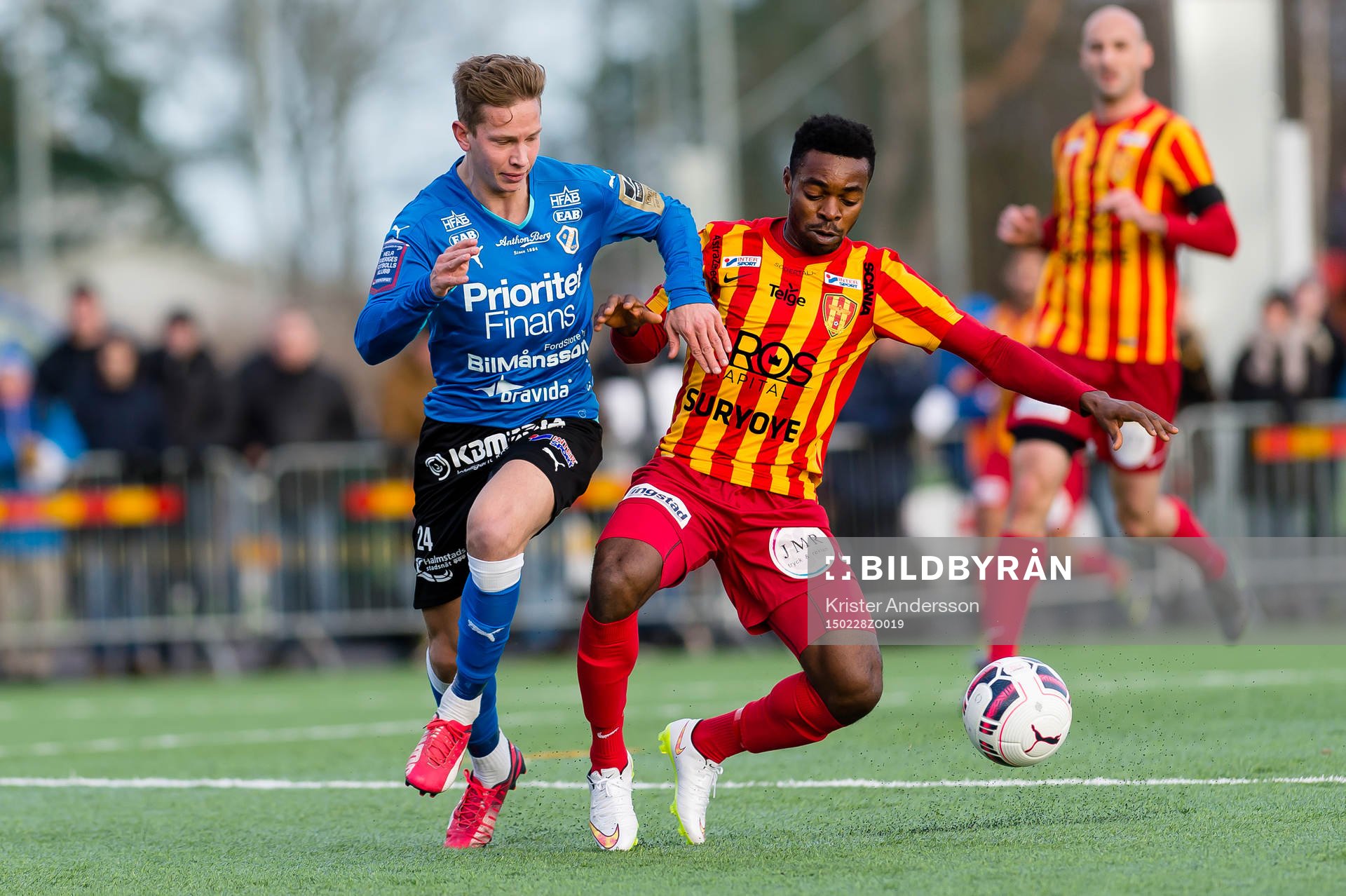 Halmstads Simon Silverholt och Syrianskas Success Chimankpa