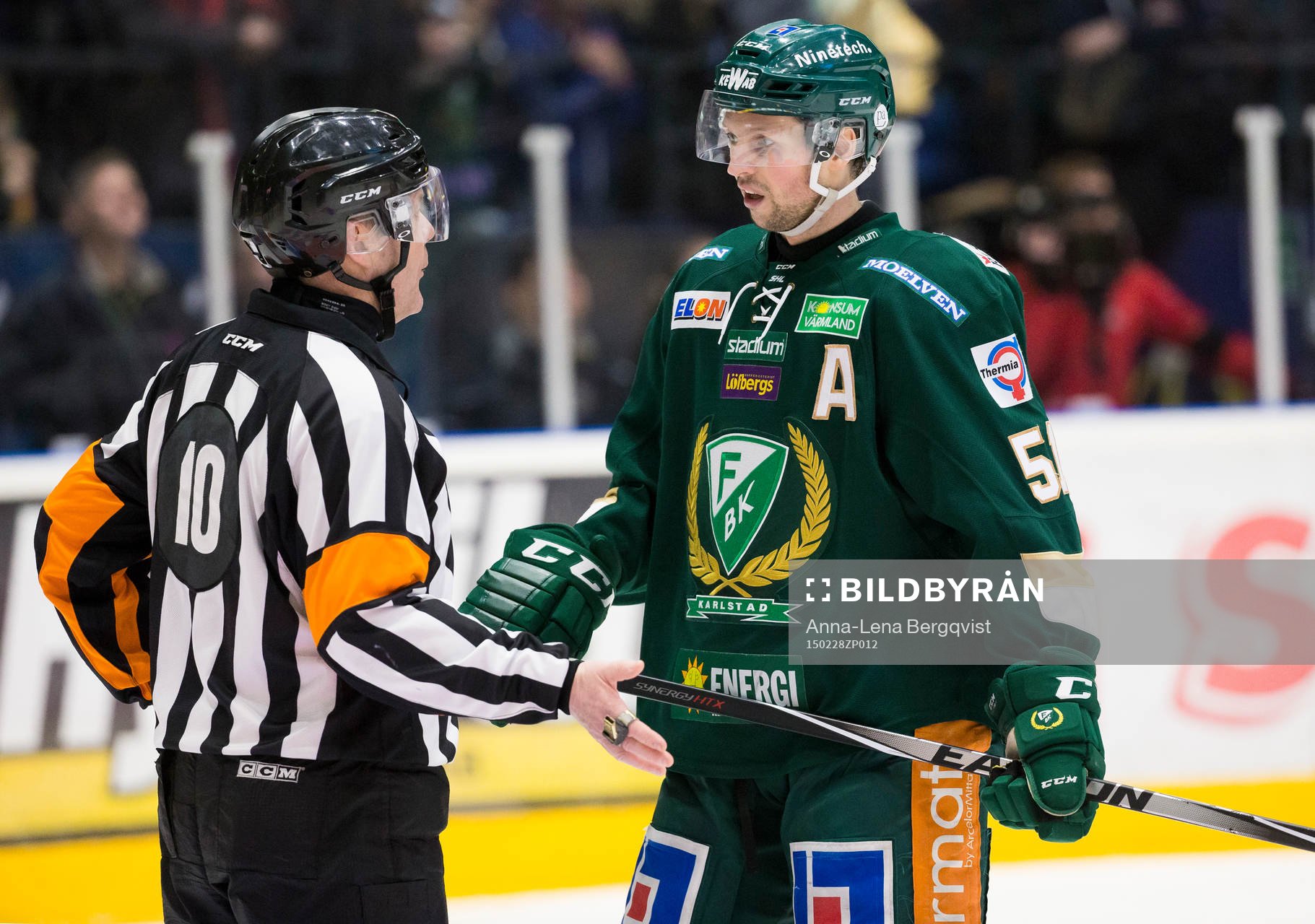 Domare Thomas Andersson samtalar med Färjestads Rickard