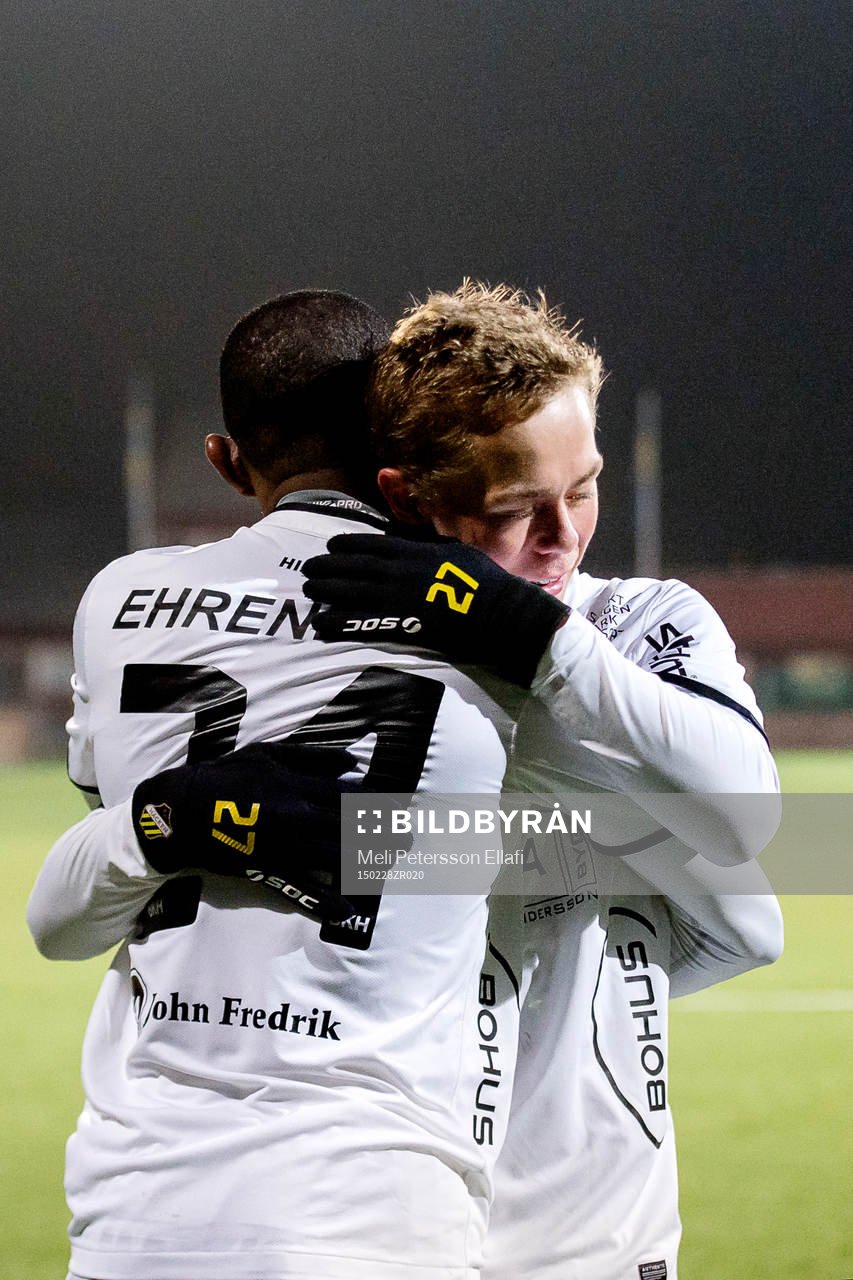 Häckens René Makondele och Joel Andersson jublar
