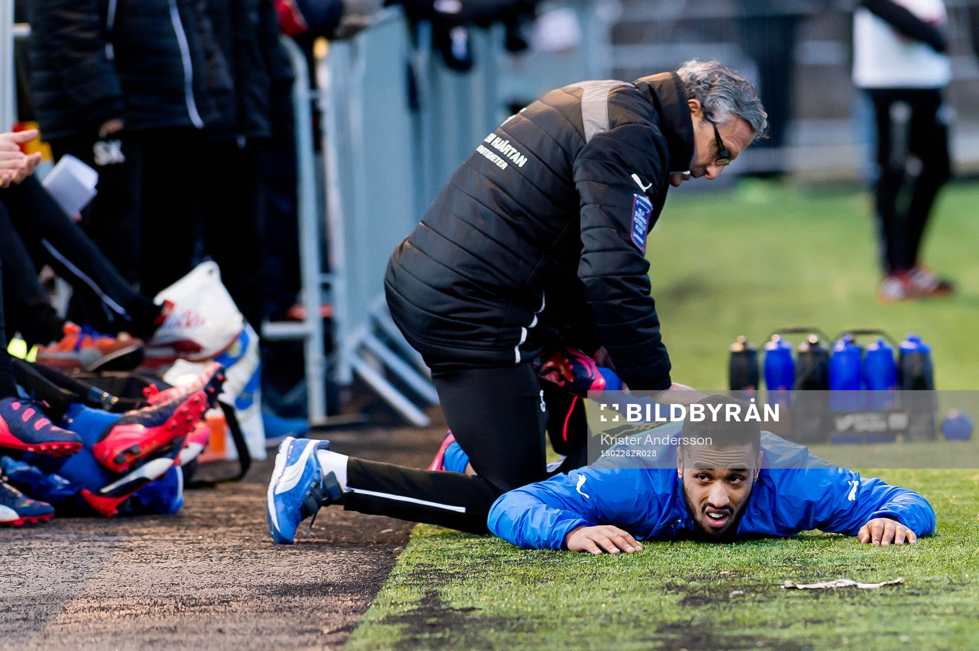Halmstads Junes Barny får hjälp med att stretcha