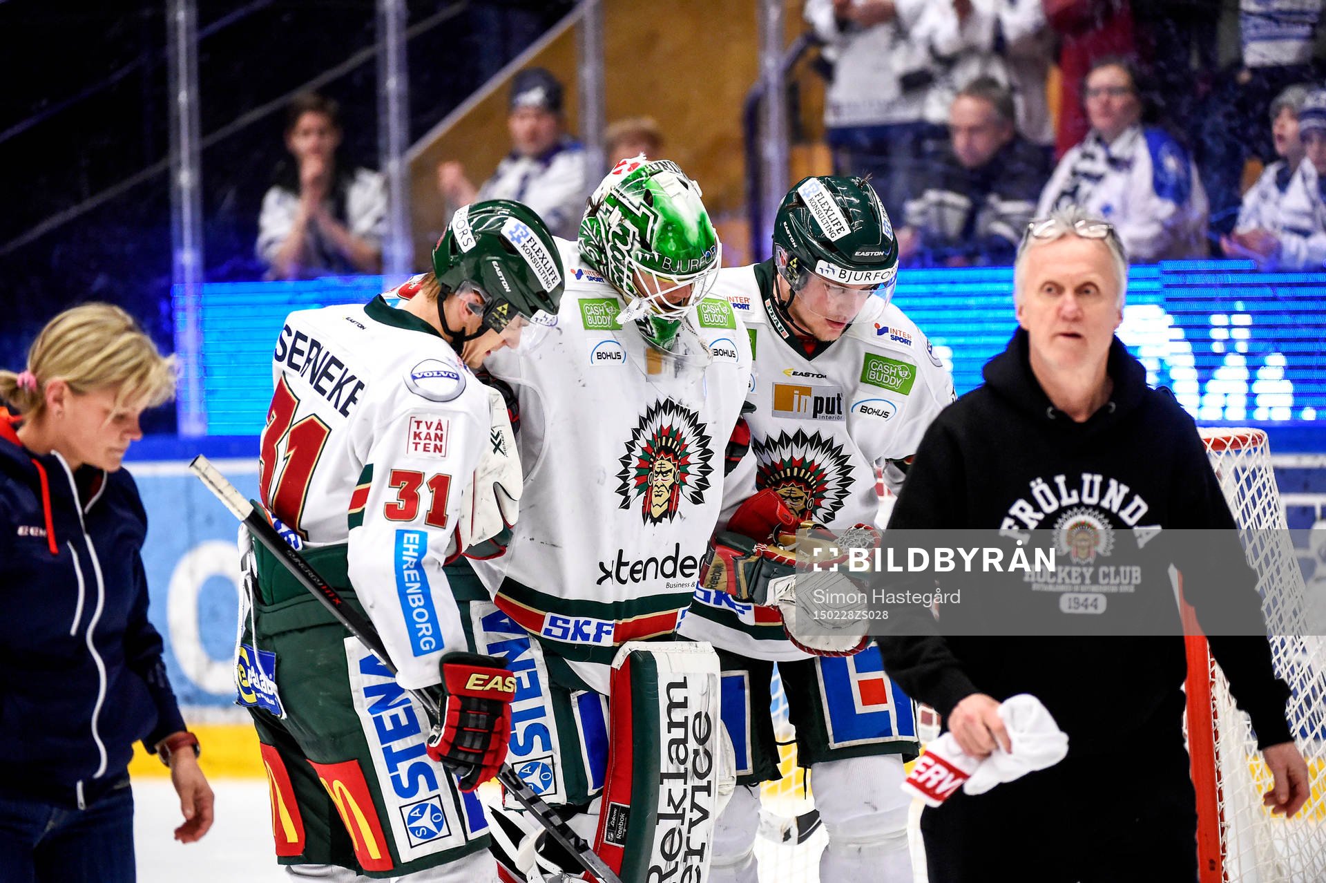 Frölundas målvakt Linus Fernström lämnar isen skadad