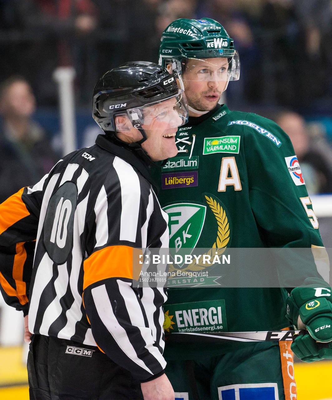 Domare Thomas Andersson samtalar med Färjestads Rickard