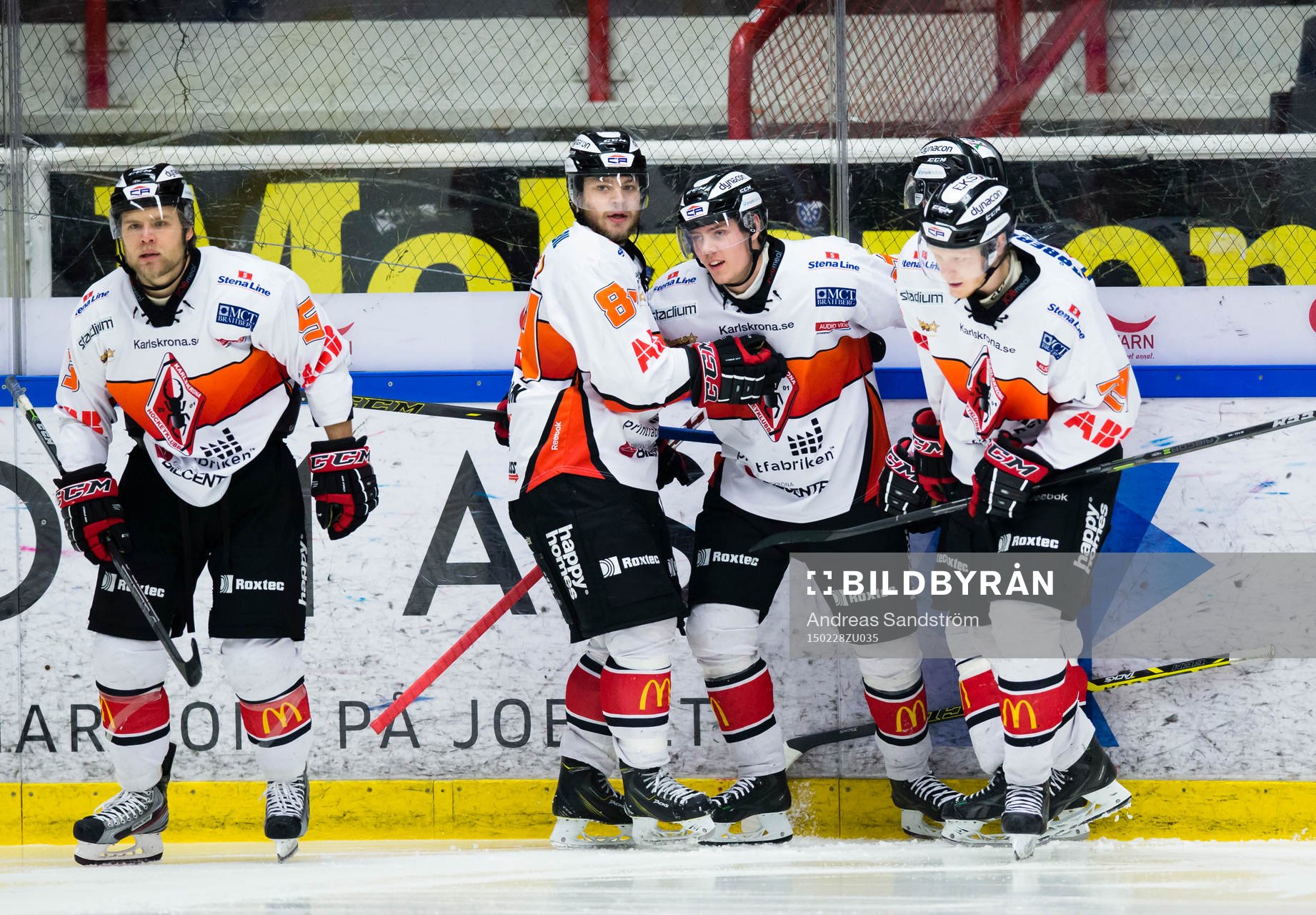 a vänster) kvitterar till 1-1 och gratuleras av lagkamrater