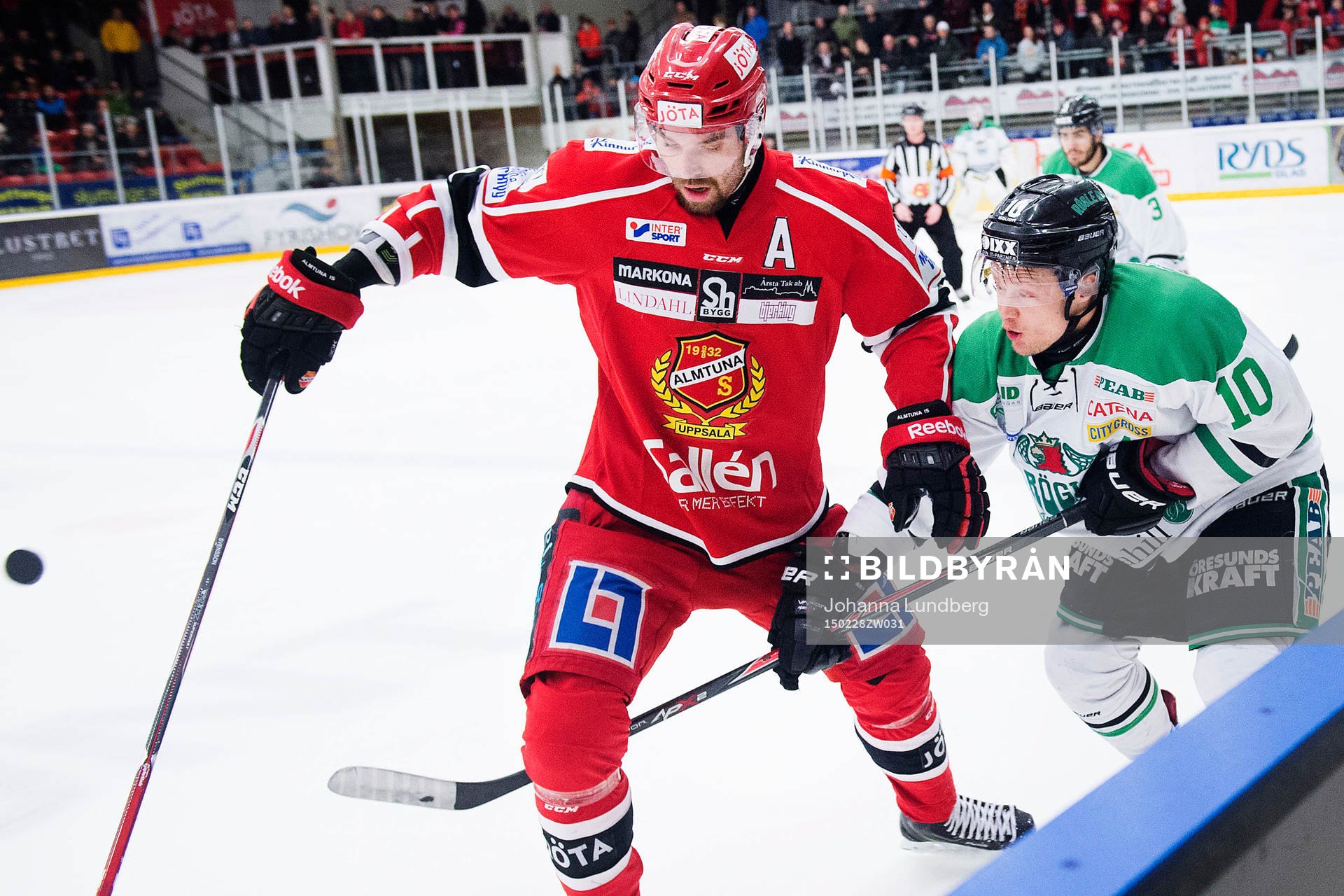 Almtunas Per Svensson och Rögles Viktor Lindgren i kamp om