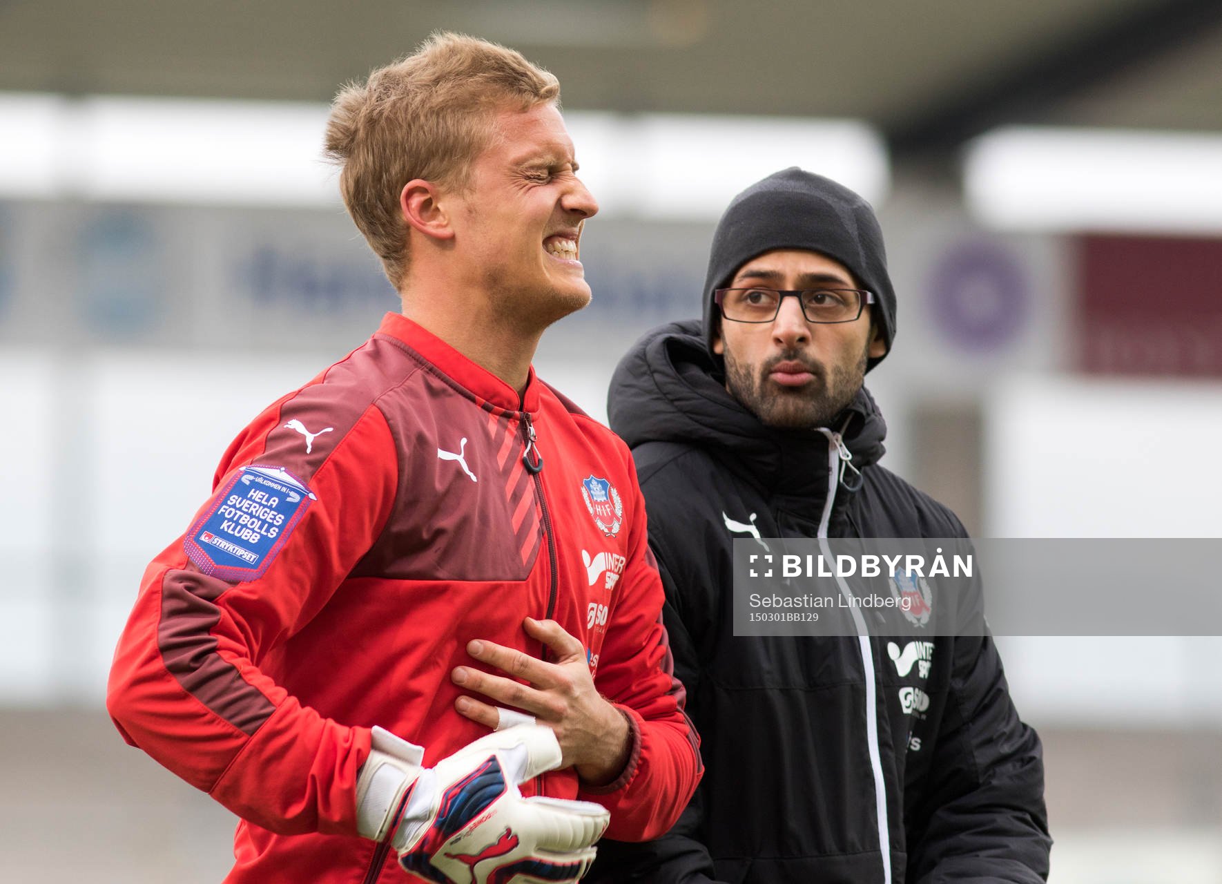 Helsingborgs målvakt Pär Hansson grinar illa och går av