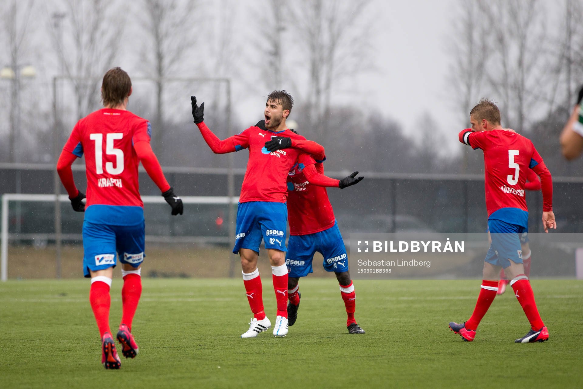 Helsingborgs Astrit Ajdarevic är glad och kramas om av