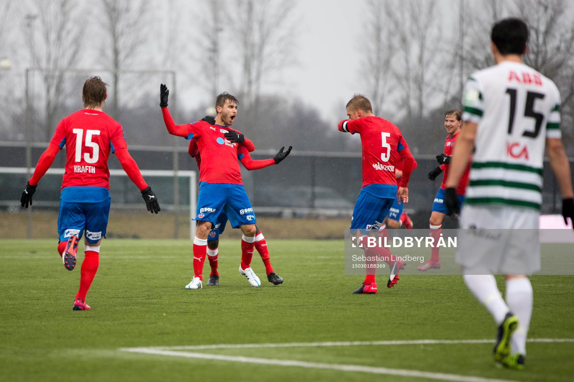 Helsingborgs Astrit Ajdarevic är glad och kramas om av