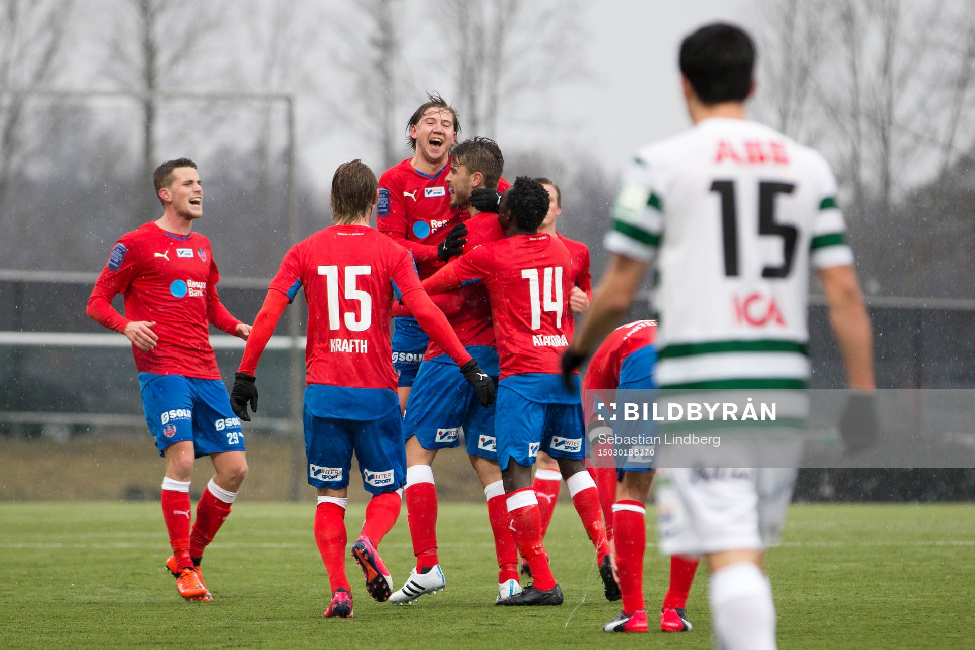 Helsingborgs Astrit Ajdarevic är glad och kramas om av