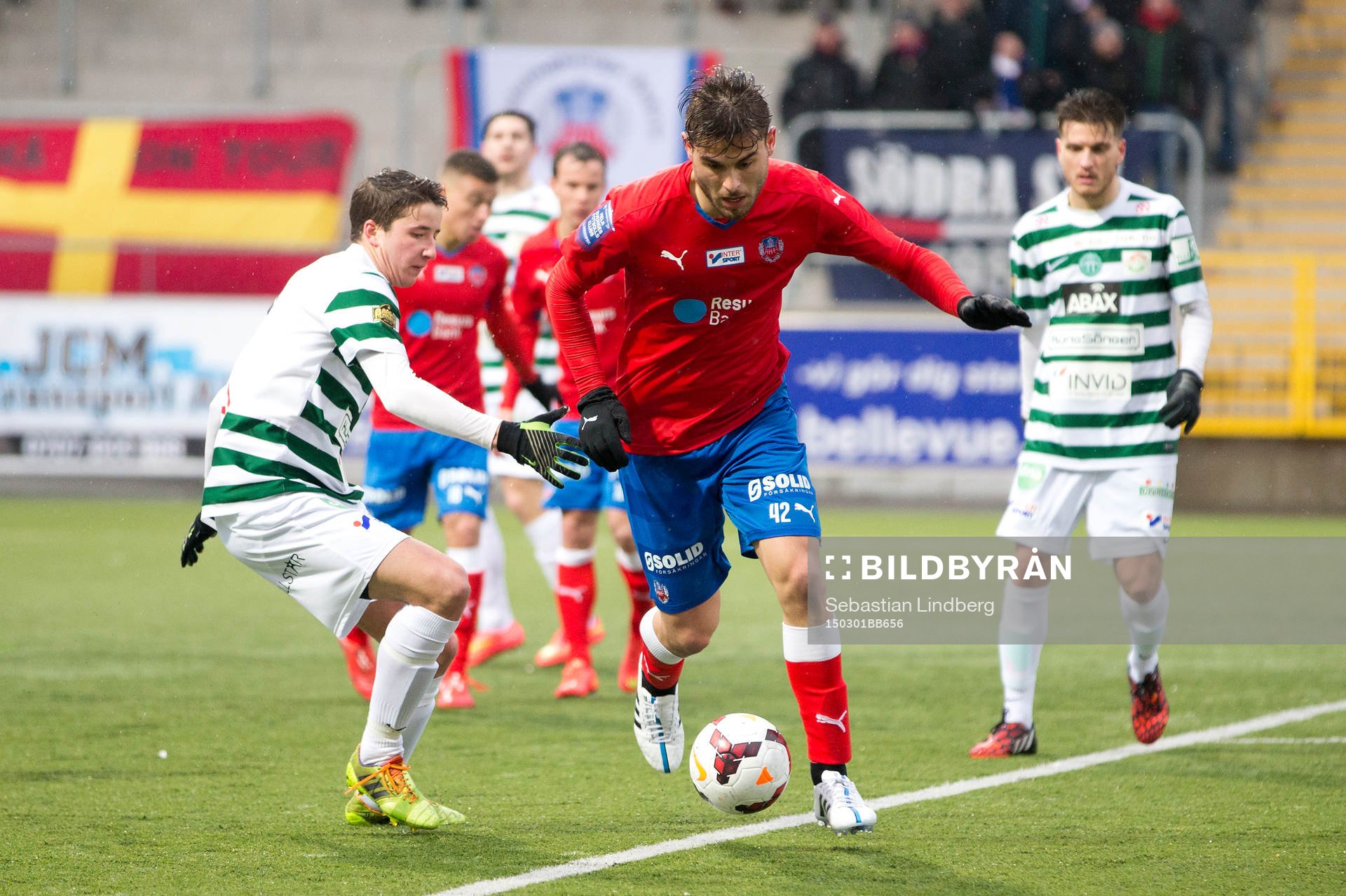 Helsingborgs Astrit Ajdarevic har kontroll på bollen under fotbollsmatchen i Svenska Cupen mellan Västerås och Helsingborg den 1 mars 2015 i Västerås.