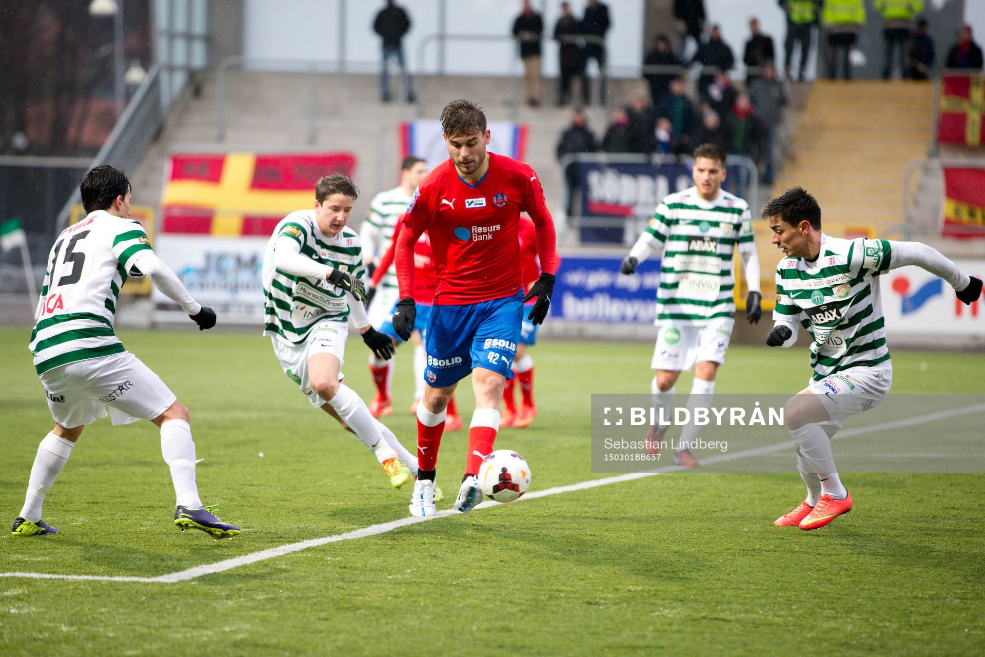 Helsingborgs Astrit Ajdarevic har kontroll på bollen under fotbollsmatchen i Svenska Cupen mellan Västerås och Helsingborg den 1 mars 2015 i Västerås.