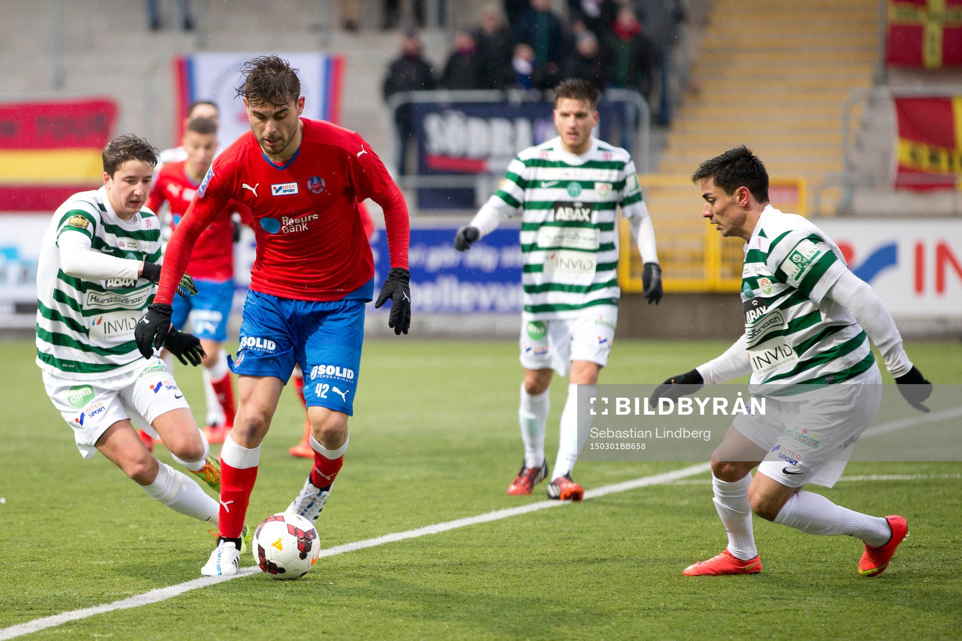 Helsingborgs Astrit Ajdarevic har kontroll på bollen under fotbollsmatchen i Svenska Cupen mellan Västerås och Helsingborg den 1 mars 2015 i Västerås.
