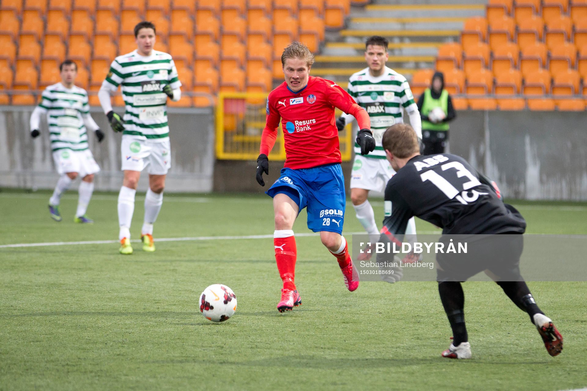 Helsingborgs Jere Uronen i ett bra läge mot Västerås