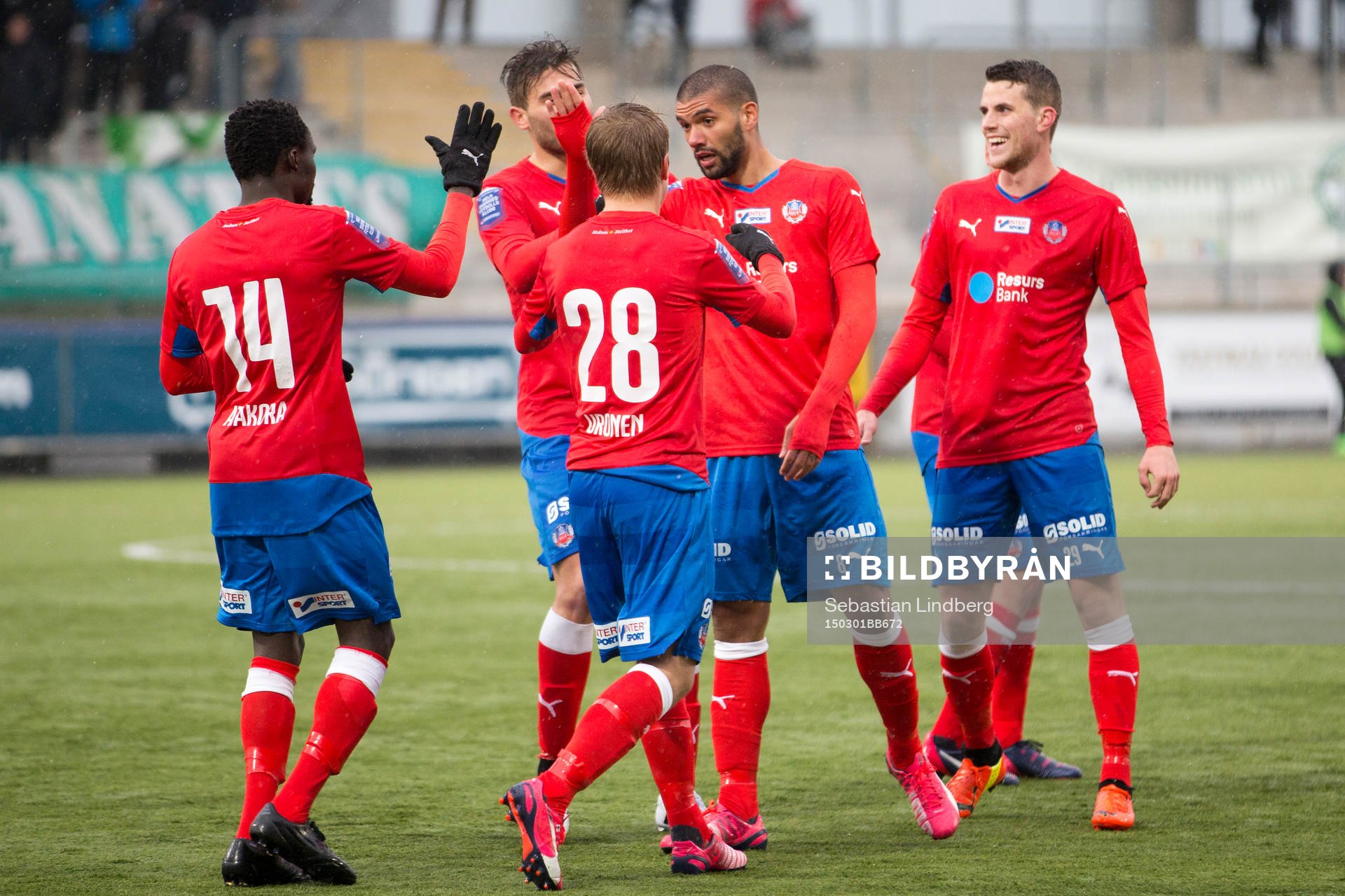 Helsingborgs Victor Pålsson kramas om