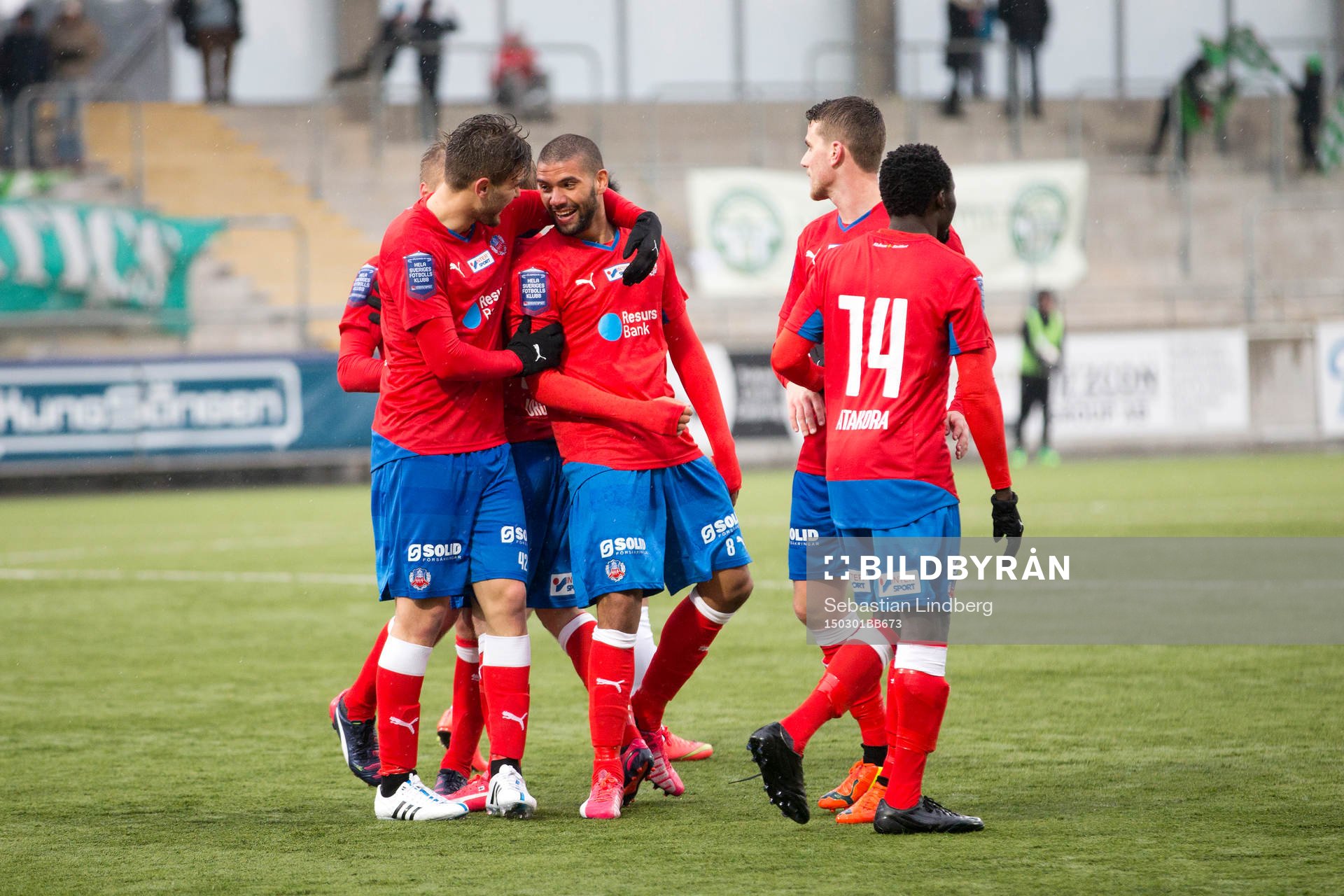 Helsingborgs Victor Pålsson kramas om