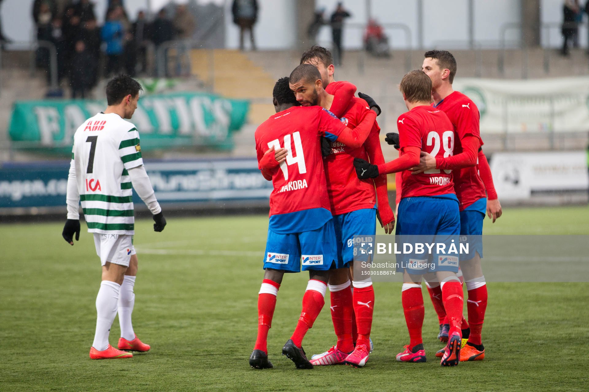 Helsingborgs Victor Pålsson kramas om