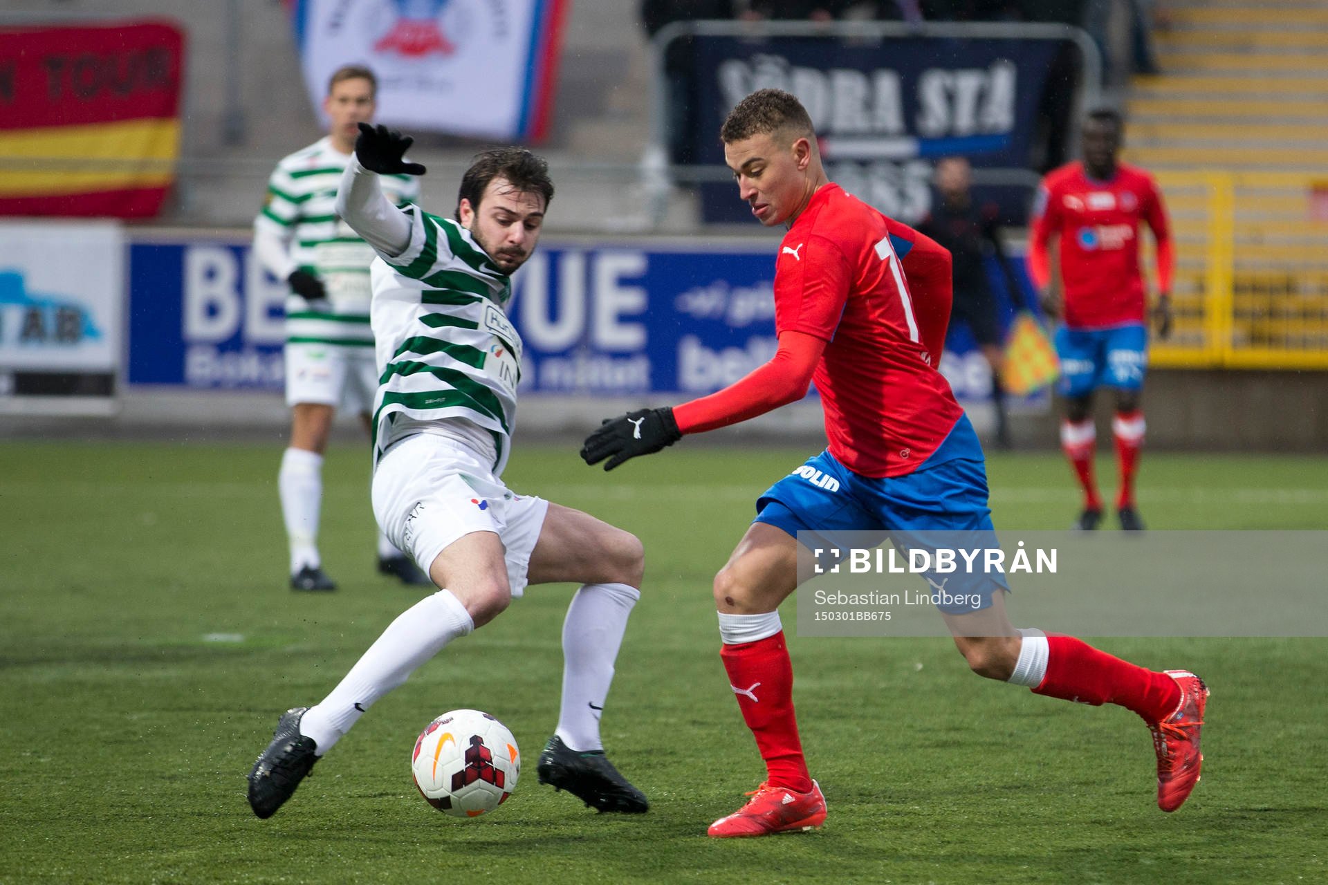 Helsingborgs Jordan Larsson i kamp om bollen mot en Västerås spelare under fotbollsmatchen i Svenska Cupen mellan Västerås och Helsingborg den 1 mars 2015 i Västerås.
