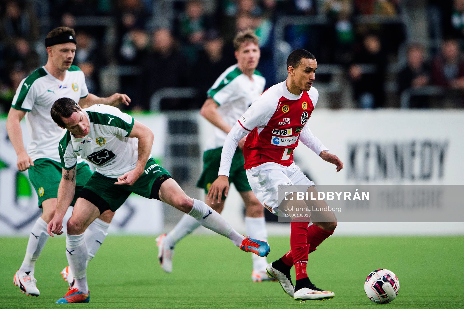 Hammarbys Linus Hallenius försöker stoppa Landskronas