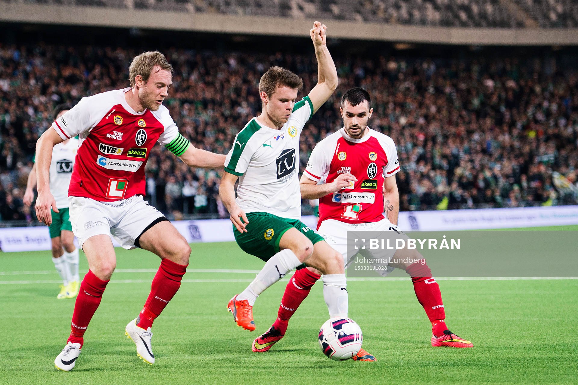 Hammarbys Måns Söderqvist mellan Landskronas Johnny