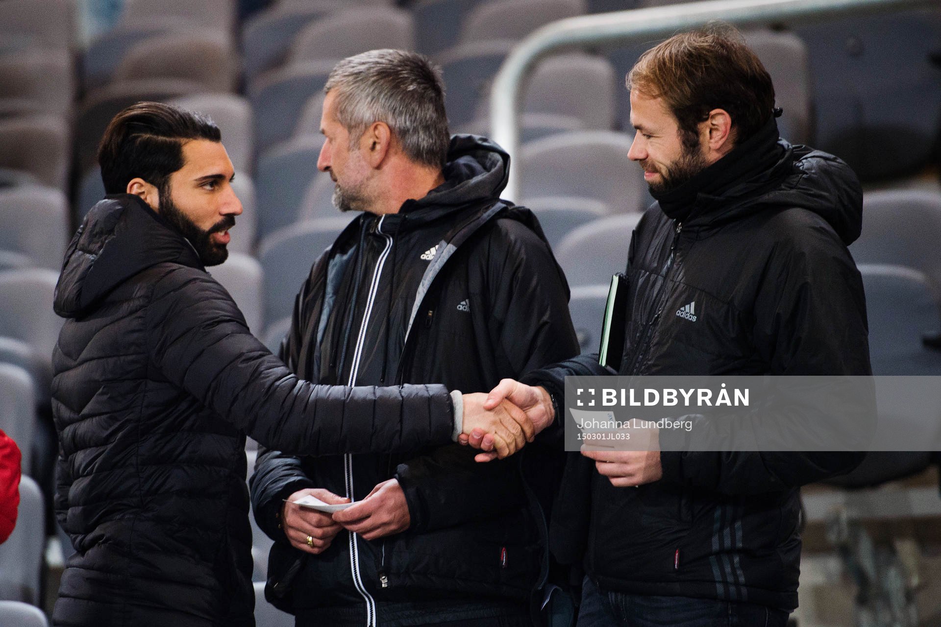 Hammarbys Stefan Batan hälsar på AIK:s tränare Andreas Alm som tittar på matchen med assisterande tränare Nebojsa Novakovic under fotbollsmatchen i Svenska Cupen mellan Hammarby och Landskrona den 1 mars 2015 i Stockholm.
