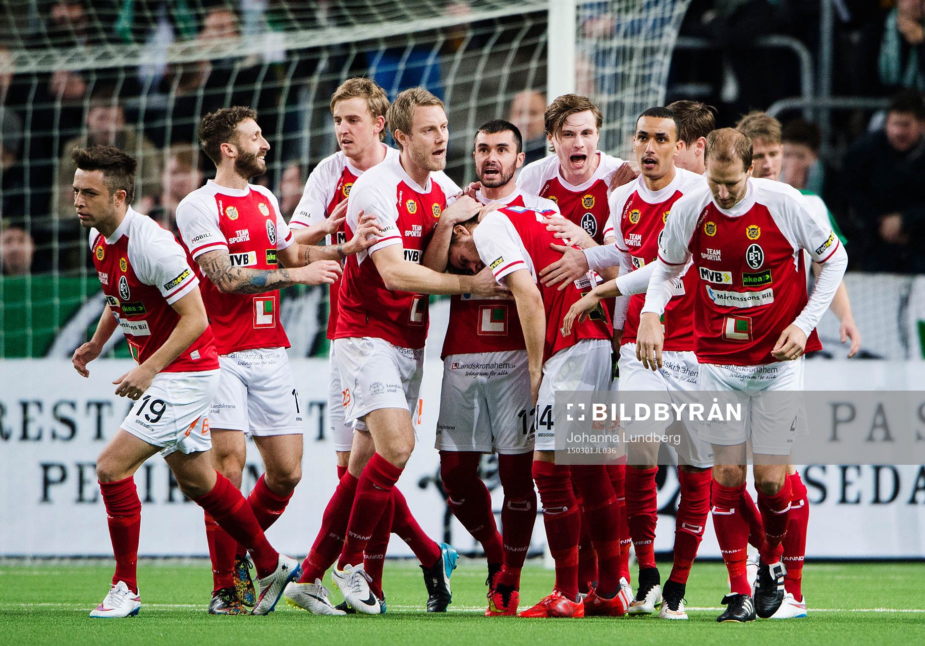 Landskronas spelare jublar och kramar om Mårten Nordbeck