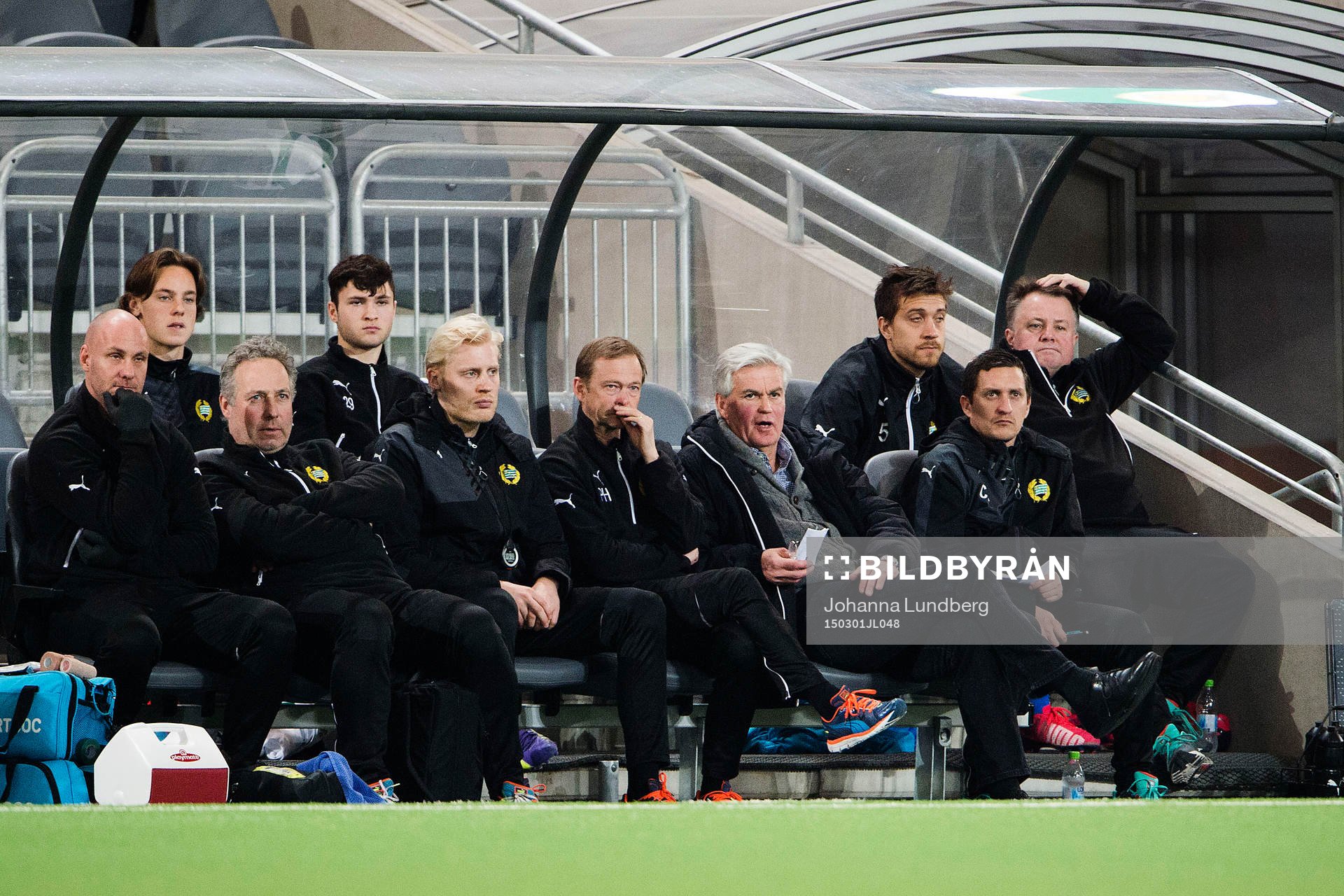 Hammarbys tränare Nanne Bergstrand och assisterande tränare Carlos Banda sitter på bänken under fotbollsmatchen i Svenska Cupen mellan Hammarby och Landskrona den 1 mars 2015 i Stockholm.