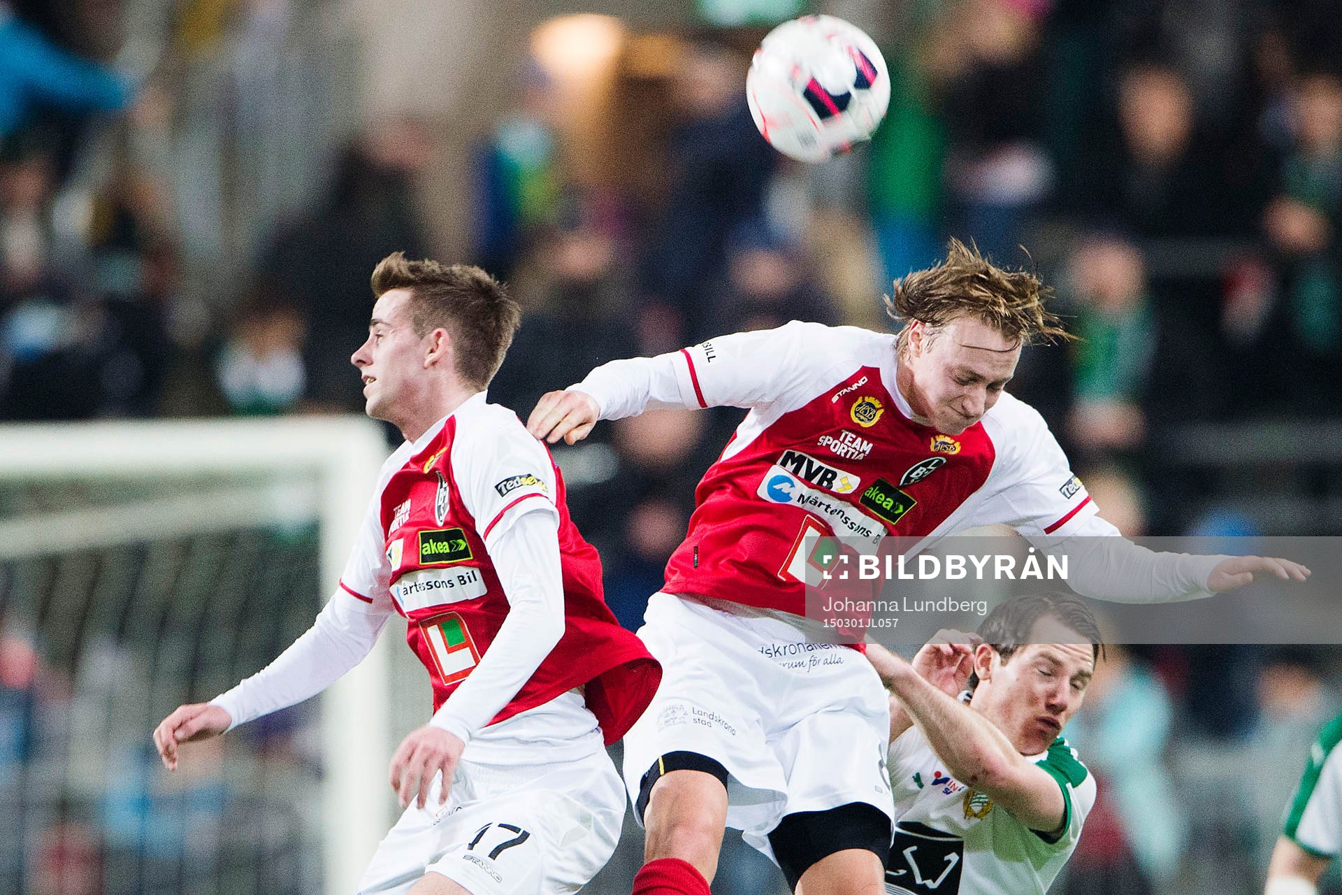 Landskronas Rasmus Alm och Philip Andersson i en duell mot
