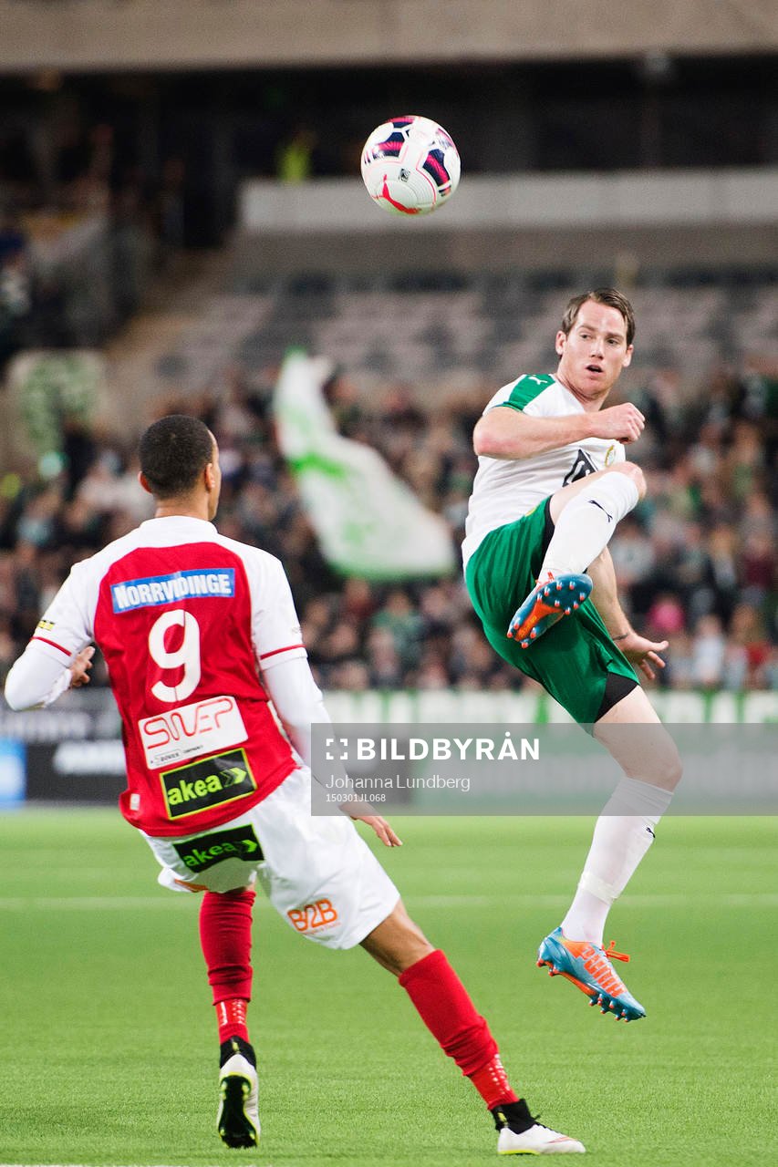 Hammarbys Linus Hallenius klackar bollen över Landskronas