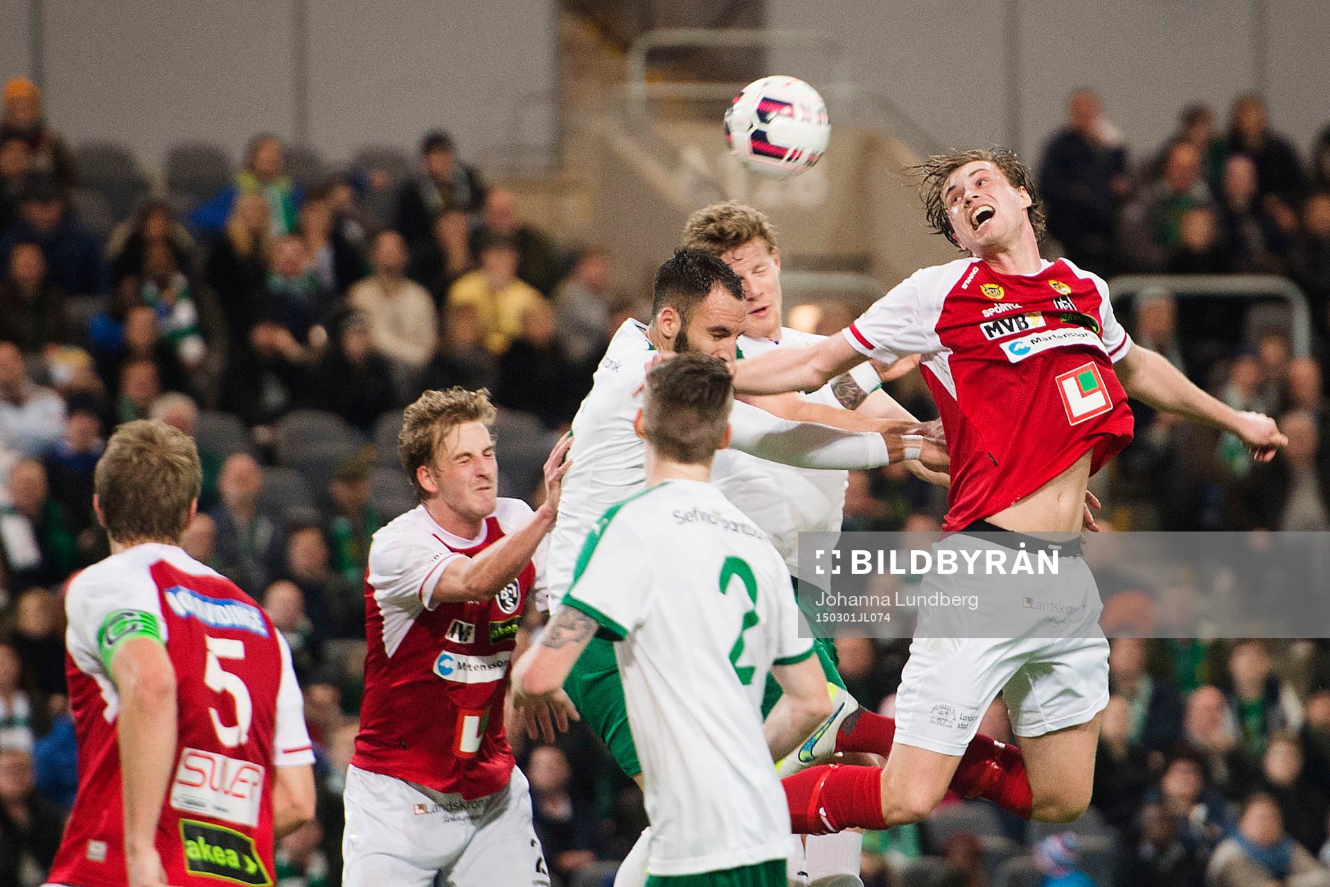 Hammarbys Marko Mihajlovic i en luftduell mot Landskronas