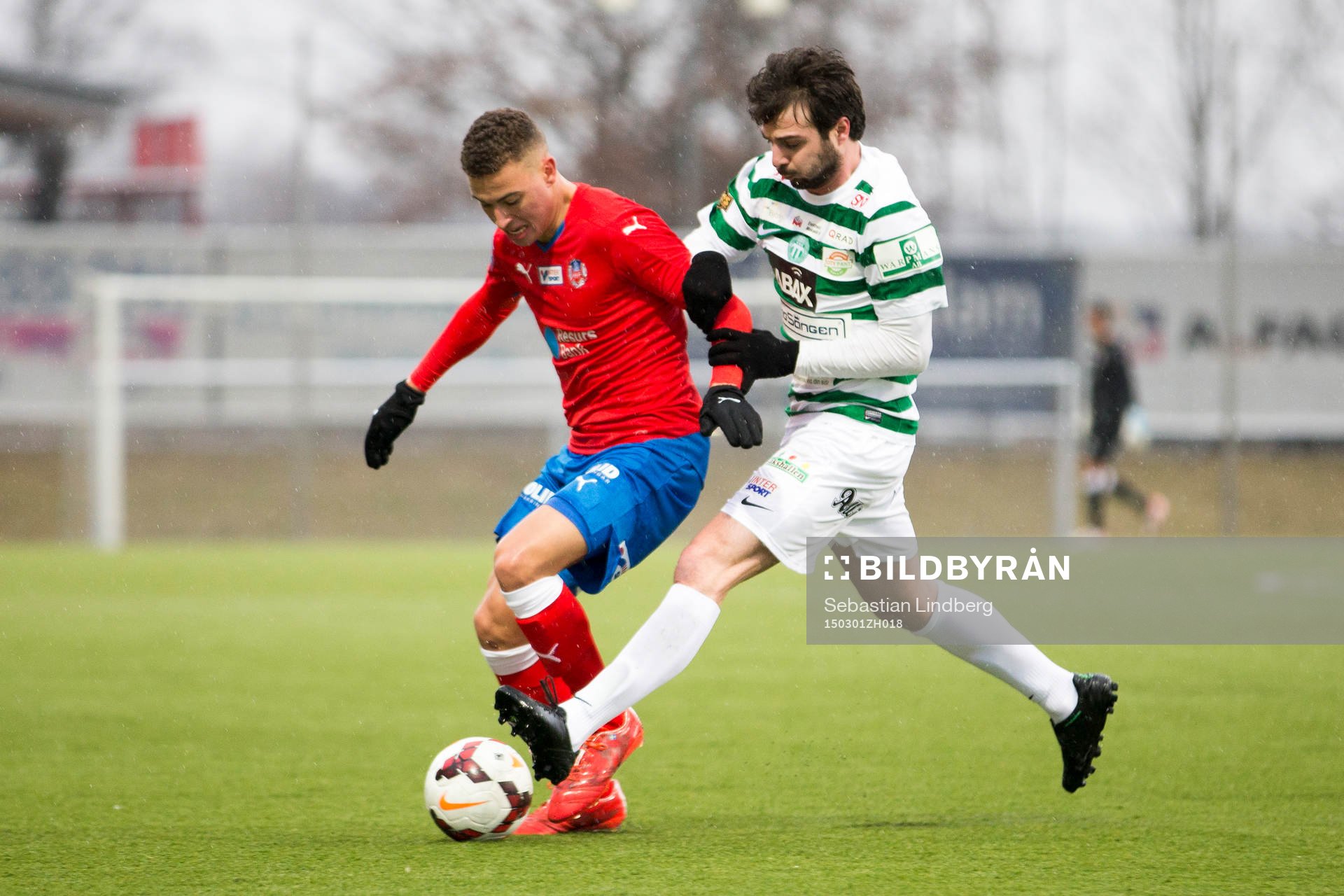 Helsingborgs Jordan Larsson i kamp mot en Västerås spelare