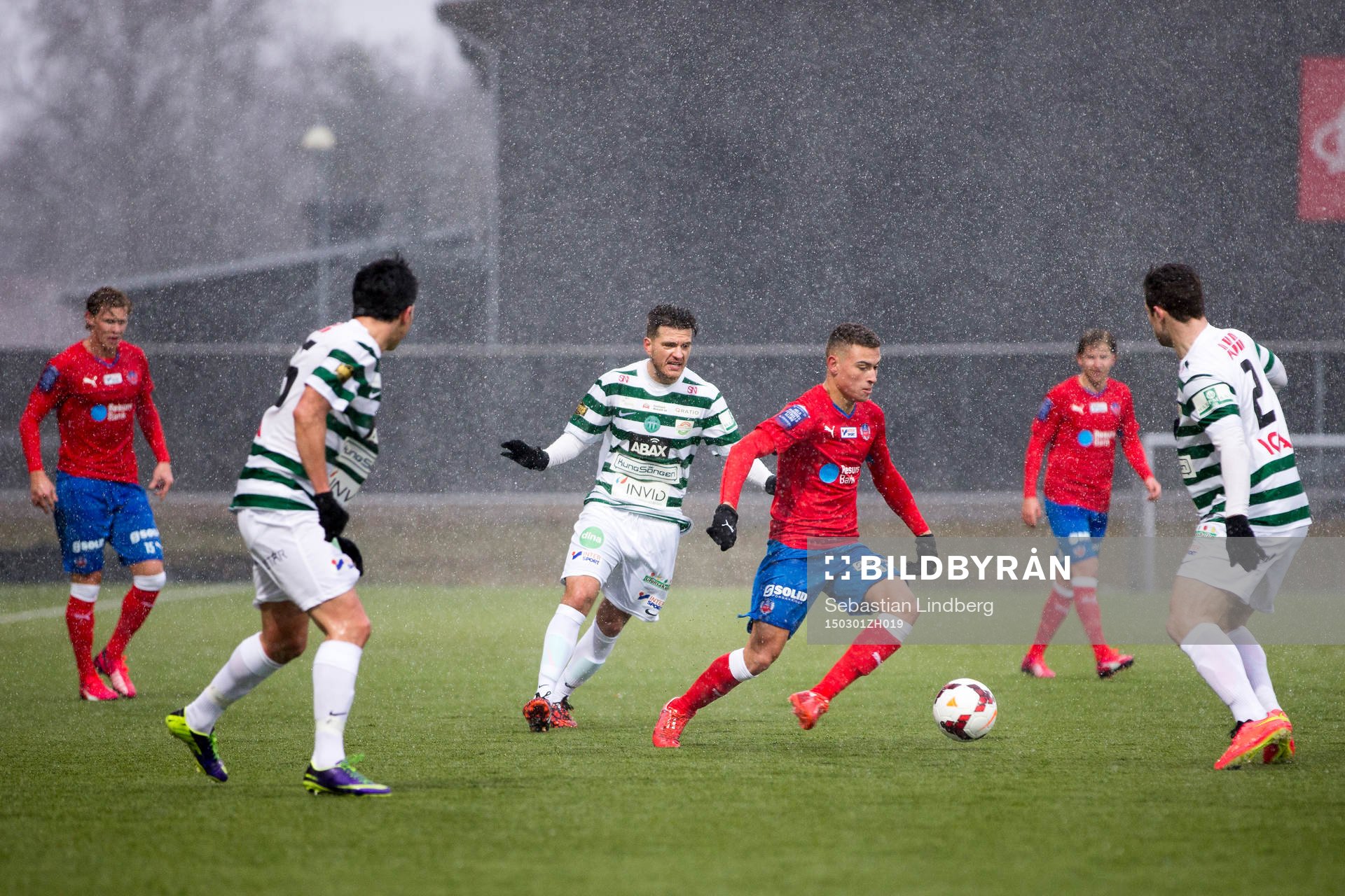 Helsingborgs Jordan Larsson i kamp mot Västerås spelare