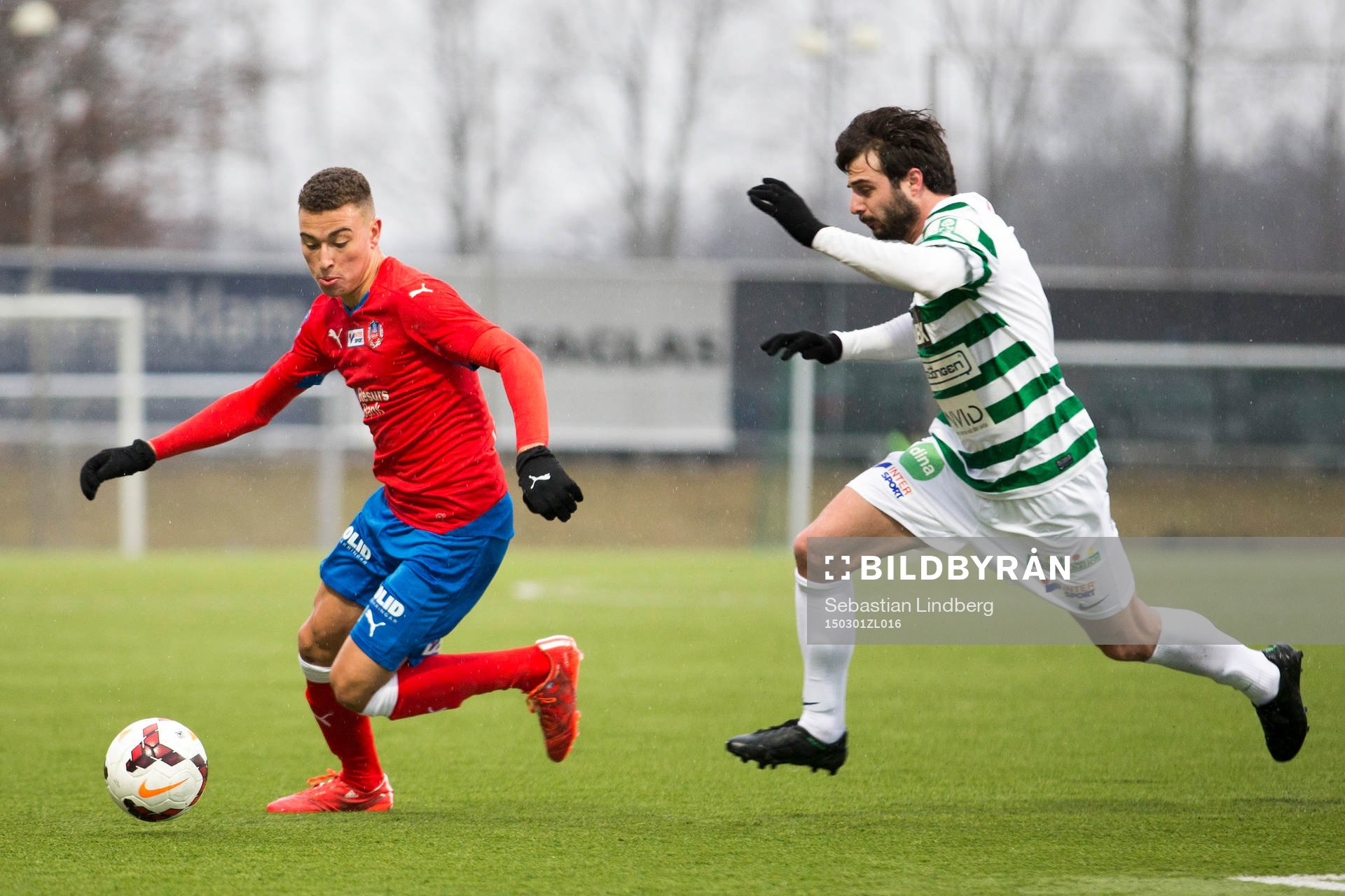 Helsingborgs Jordan Larsson i kamp mot en Västerås spelare under fotbollsmatchen i Svenska Cupen mellan Västerås och Helsingborg den 1 mars 2015 i Västerås.
