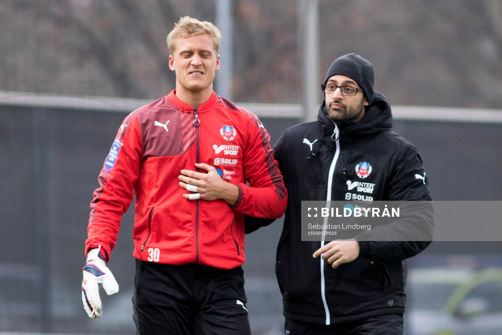 Helsingborgs målvakt Pär Hansson bröt lillfingret under uppvärmningen under fotbollsmatchen i Svenska Cupen mellan Västerås och Helsingborg den 1 mars 2015 i Västerås.